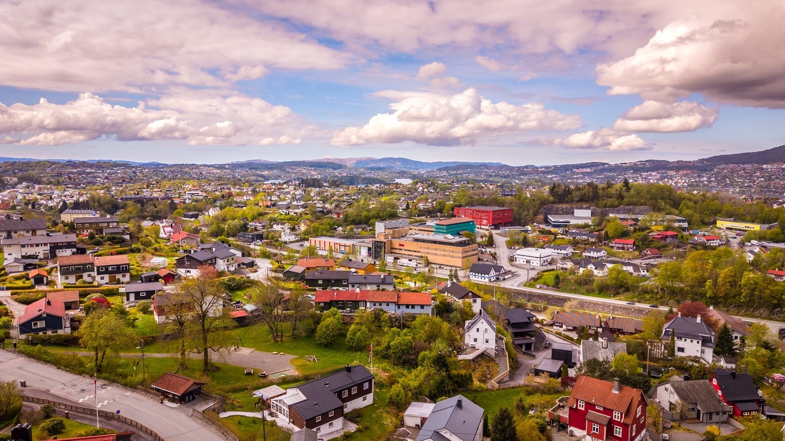Beliggenheten er også praktisk for pendlere. Med bil tar det omtrent 15 minutter til både Bergen sentrum og Flesland lufthavn. For rekreasjon og friluftsliv er det kort vei til skog og mark, med turmuligheter i nærområdet. Galleribilde