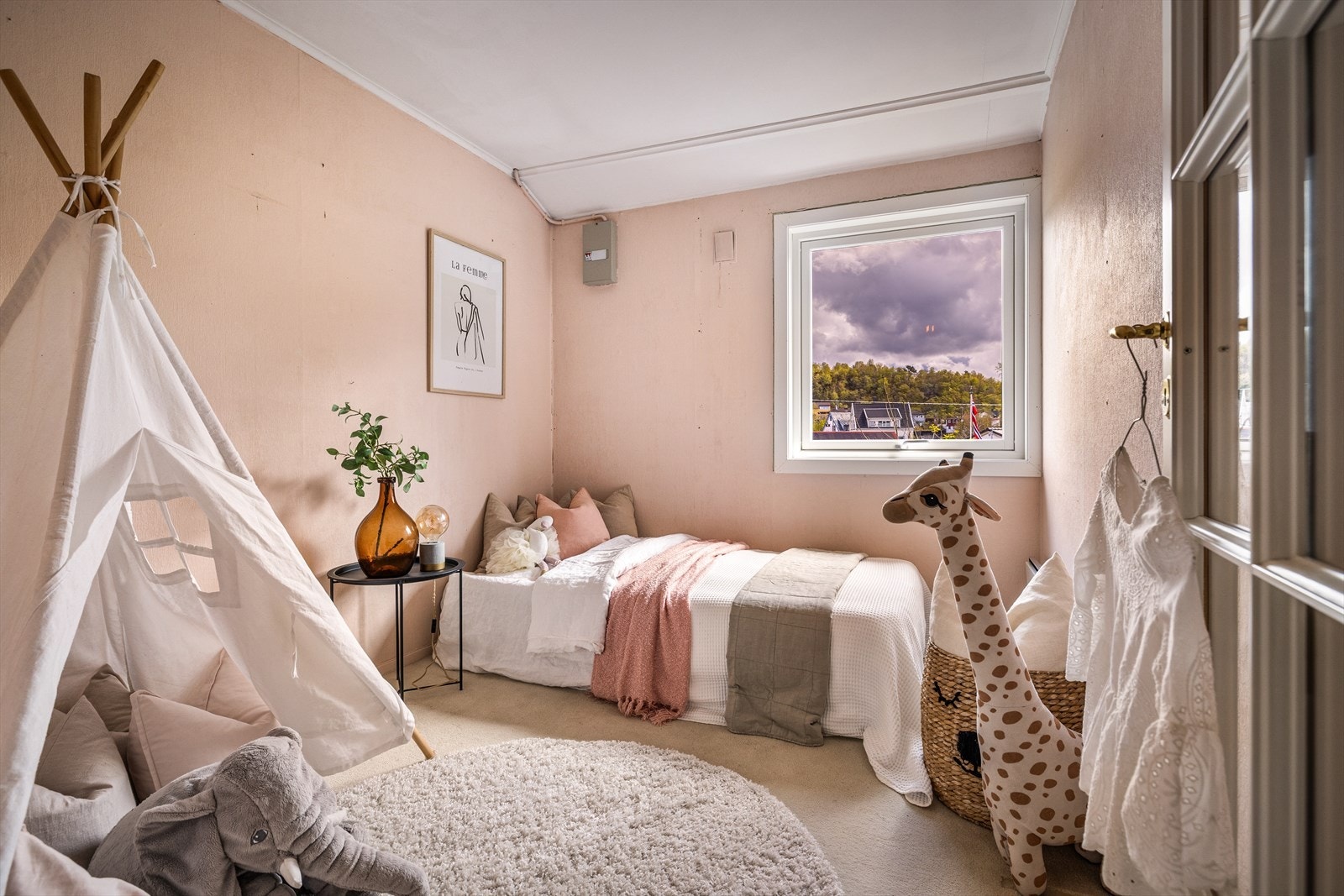 Det ene av boligens tre soverom, alle praktisk plassert på samme plan. Galleribilde