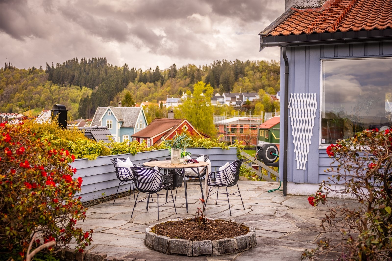 Den store terrassen har god plass til utemøbler og grill. Galleribilde