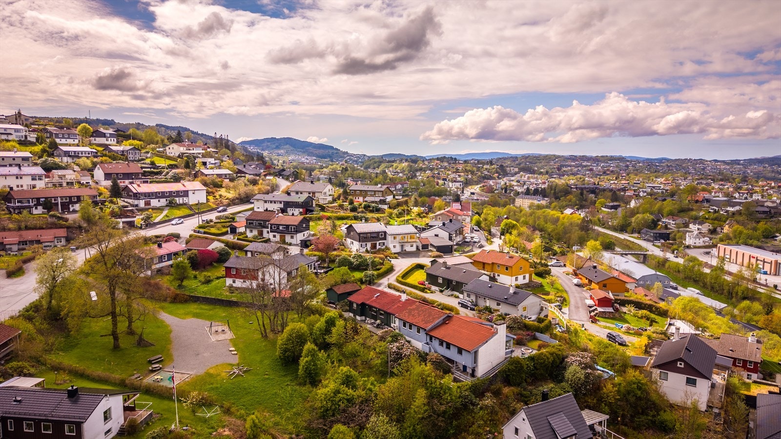 Nærområdet er preget av familieboliger og grønne hager. Galleribilde