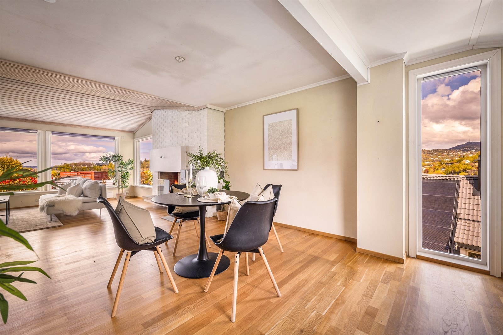I tilknytning til stuen er det god plass til en egen spisesone. Galleribilde