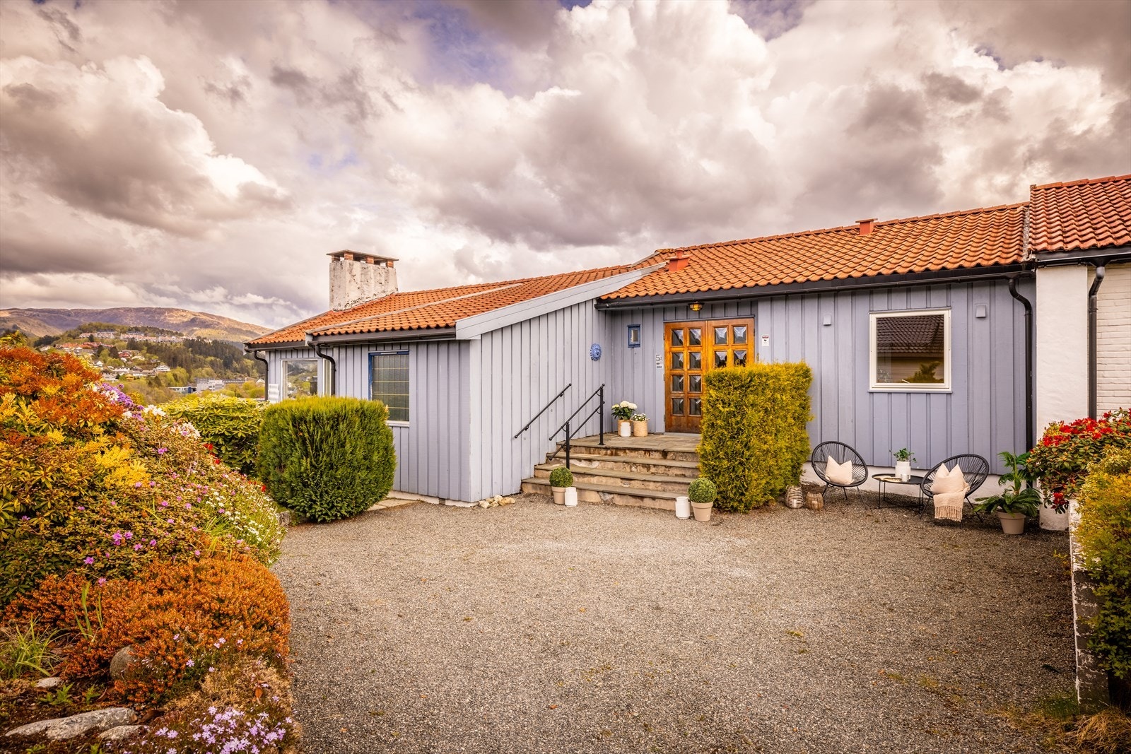 God biloppstillingplass like foran inngangen. Galleribilde