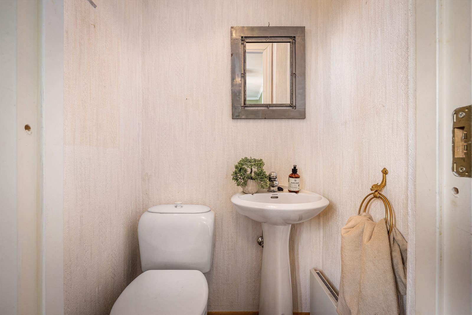 Praktisk, separat toalettrom like ved inngangen. Galleribilde