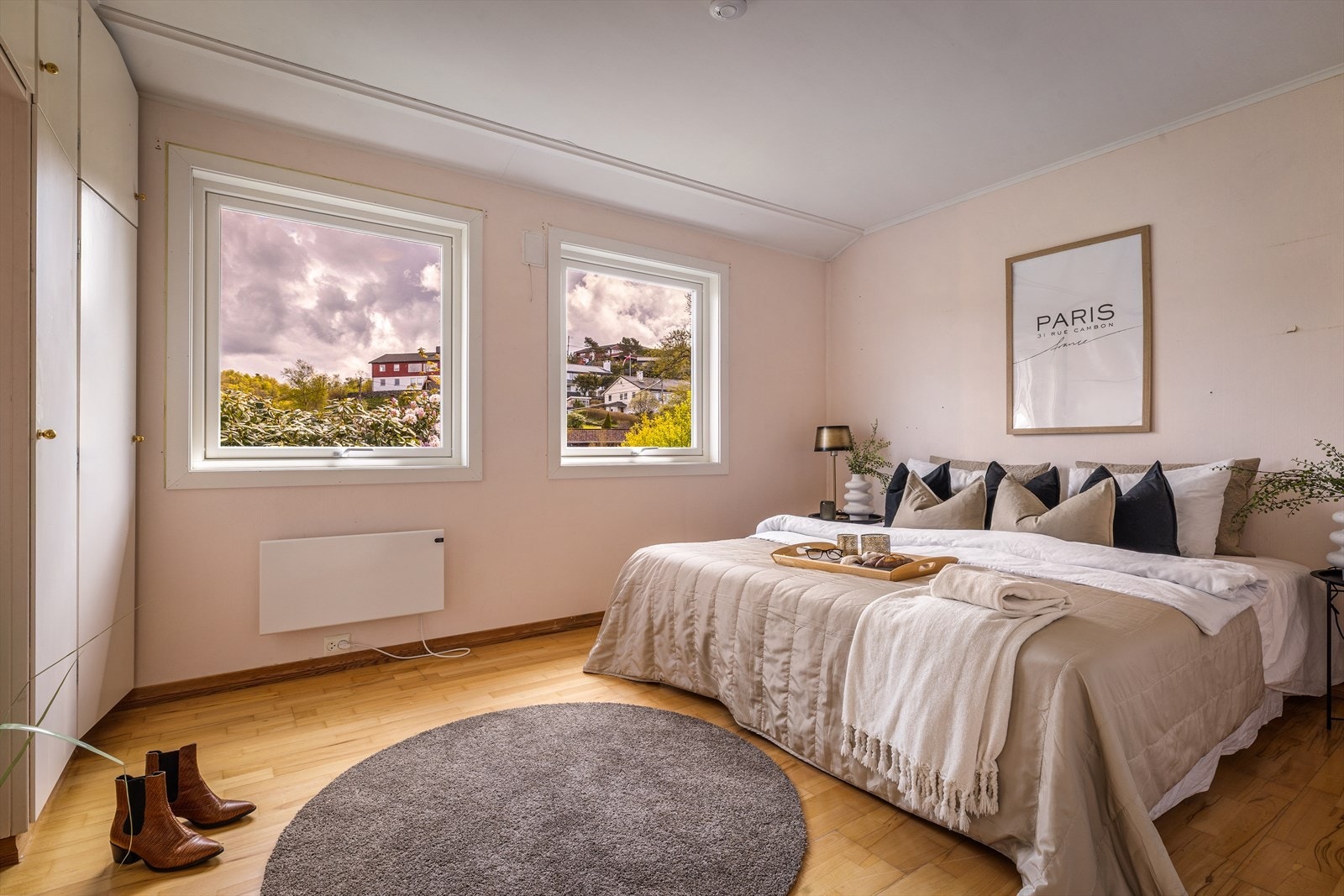 Hovedsoverommet har plass til dobbeltseng og garderobeløsning. Galleribilde