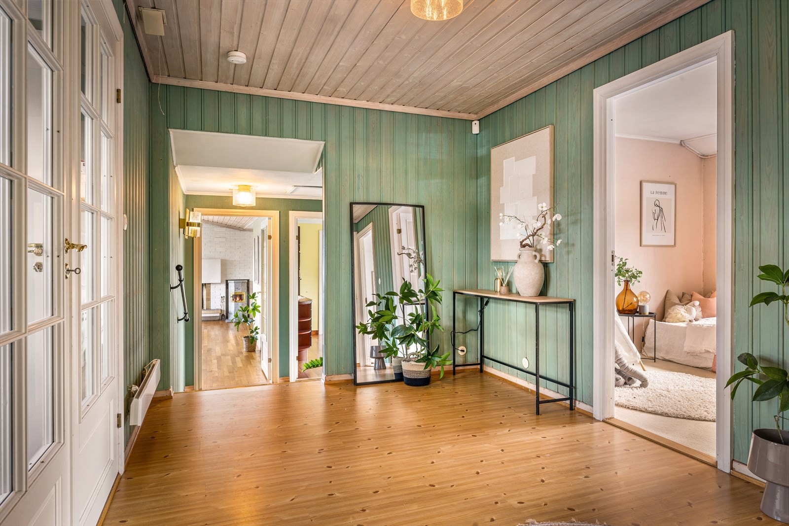 Gangen gir en god romfølelse og fordeler tilgang til boligens ulike soner. Galleribilde