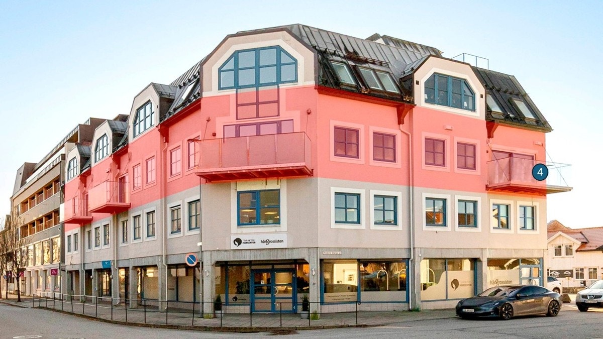 Frontbilde markering leil 4 til høyre. Leiligheten ligger i et kjent bygg i Skien som bla har inneholdt Legene på Lie. Nå er det leiligheter i tillegg til bla tannlege, regnskapskontor etc i bygget. Galleribilde