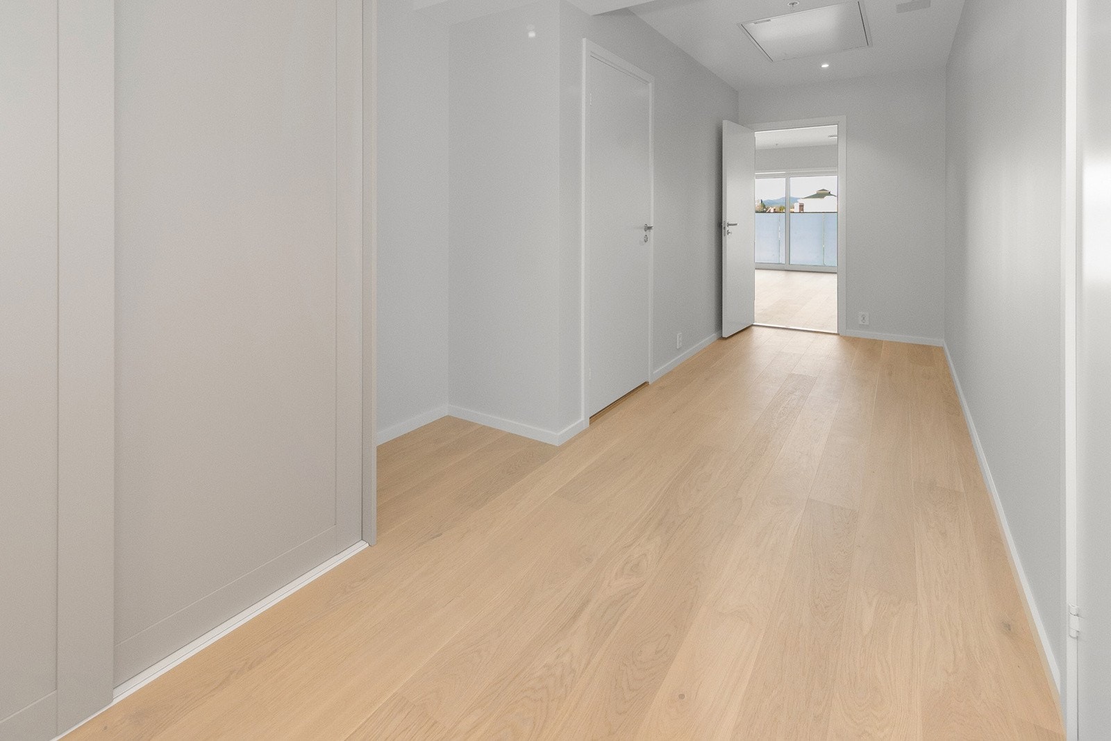 Gang med skyvedørsgarderobe til venstre. I den nisjen til venstre kan man ringge til en kontorplass. Galleribilde