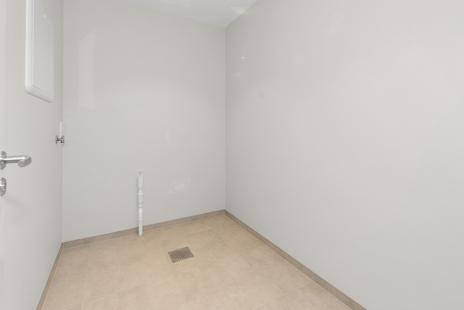 Vaskerom på innsiden av badet. Her er det gode muligheter til å sette inn ekstra skaper og benk. Galleribilde
