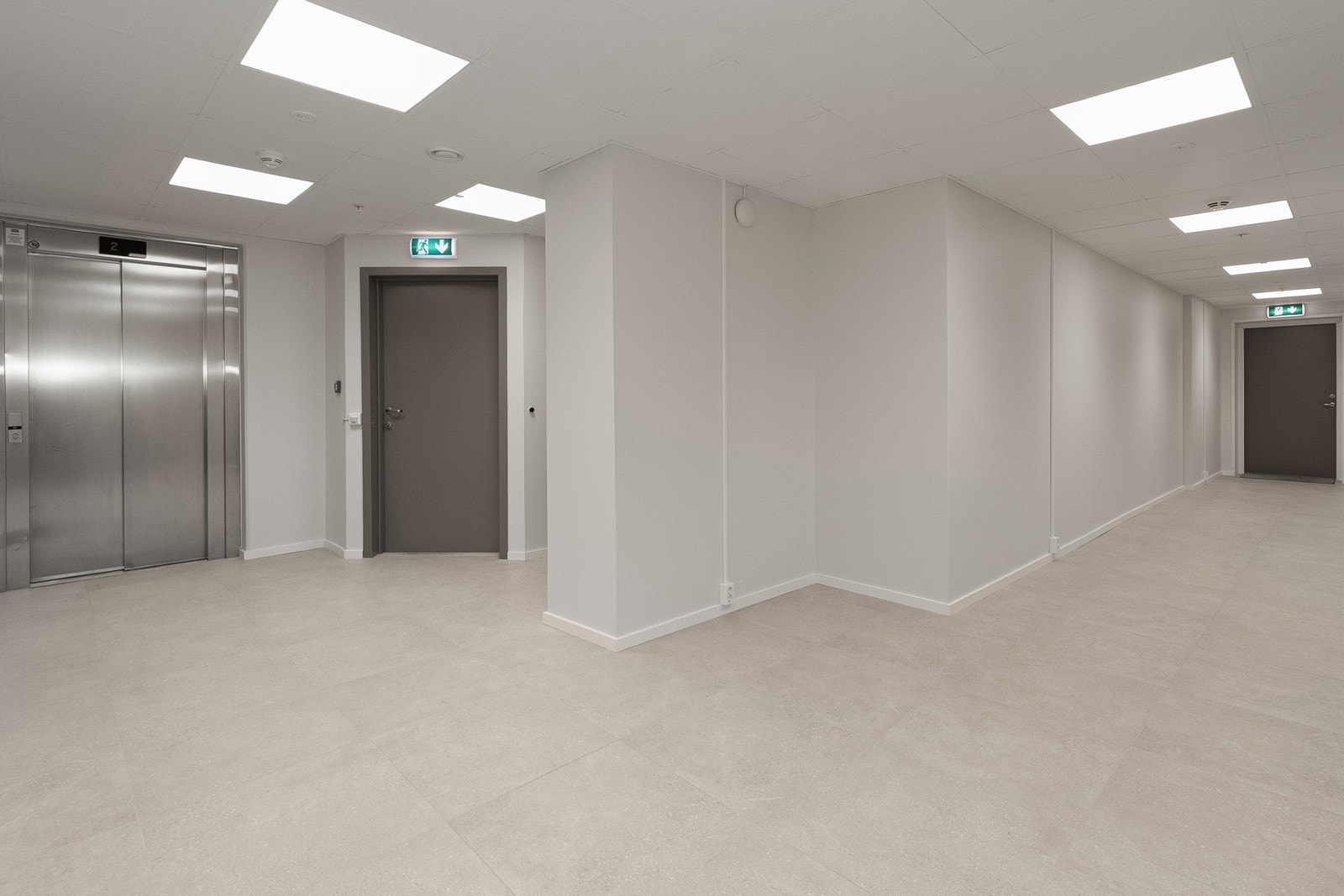 Gangene er pusset helt opp. Vask ligger i felleskostnadene. Heisen til venstre har egen kode slik at bare de som bor i etasjene med leiligheter kommer hit. Galleribilde