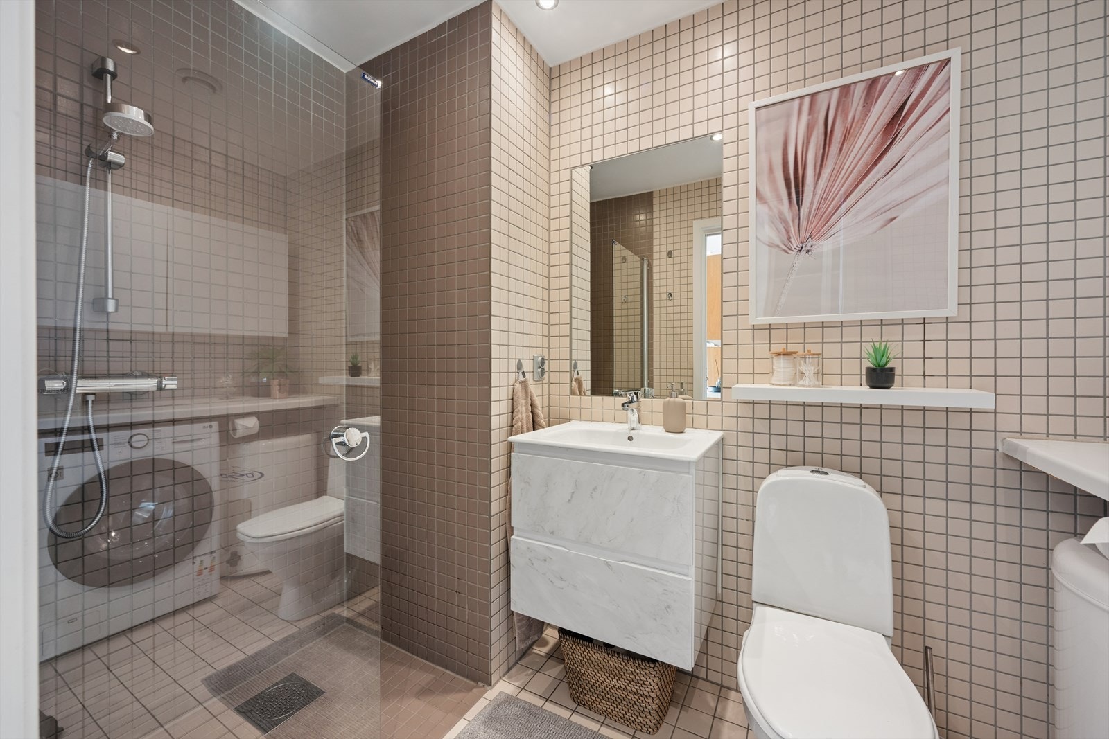 Badet har flislagte vegger, flislagt gulv og malt himling. Galleribilde