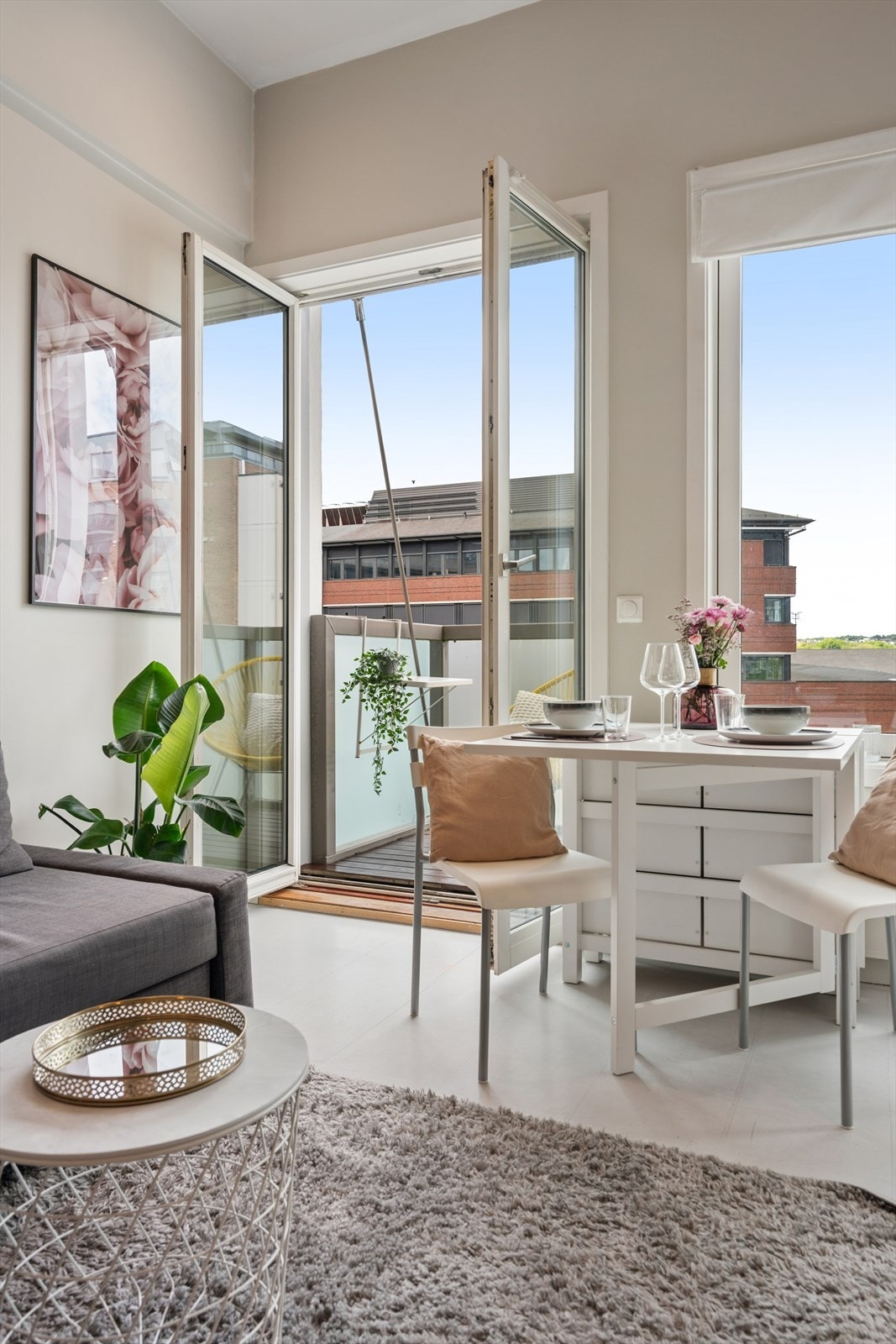 Videre fra stuen er det utgang til boligens balkong med en fin utsikt og gode solforhold. Galleribilde