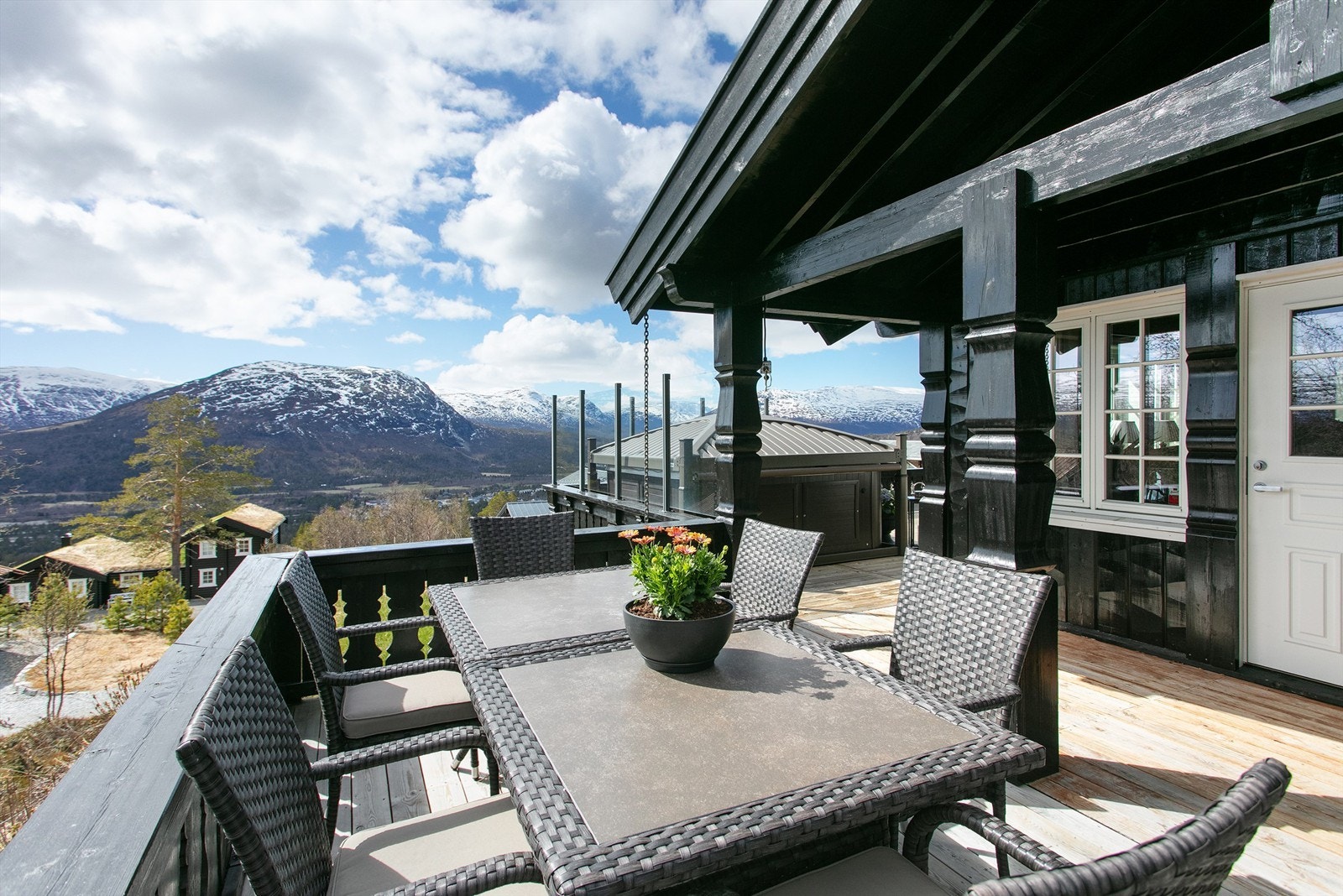 Den store terrassen er en naturlig samlingsplass gjennom store deler av året. Galleribilde