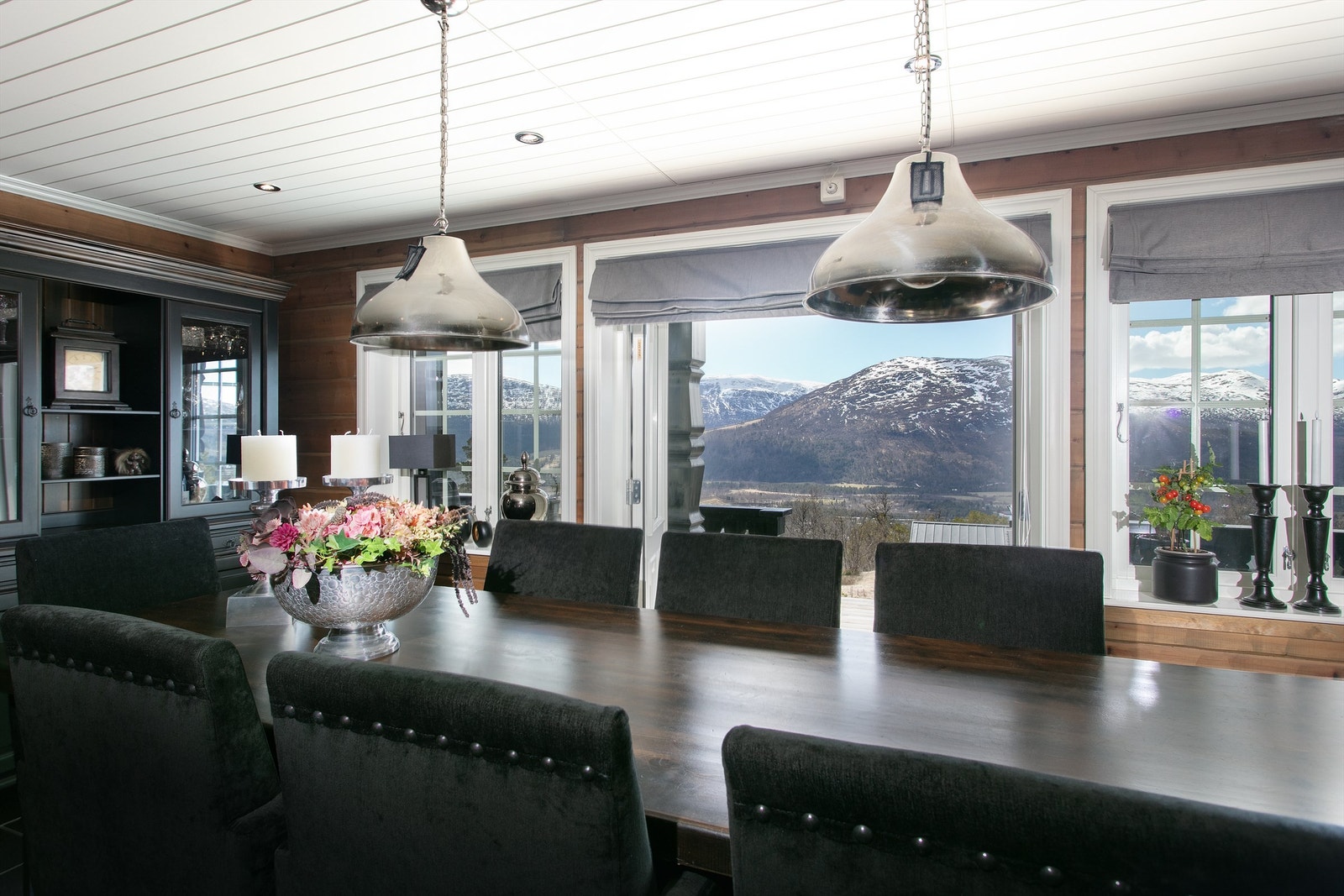 Fra spisestuen er det en flott og uhindret utsikt mot fjellandskapet rundt Bjorli. Galleribilde