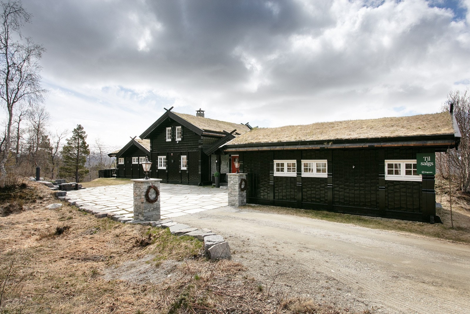 Hele gårdsplassen er belagt med skifer, levert og lagt av fagfolk fra Norheim Naturskifer. Galleribilde