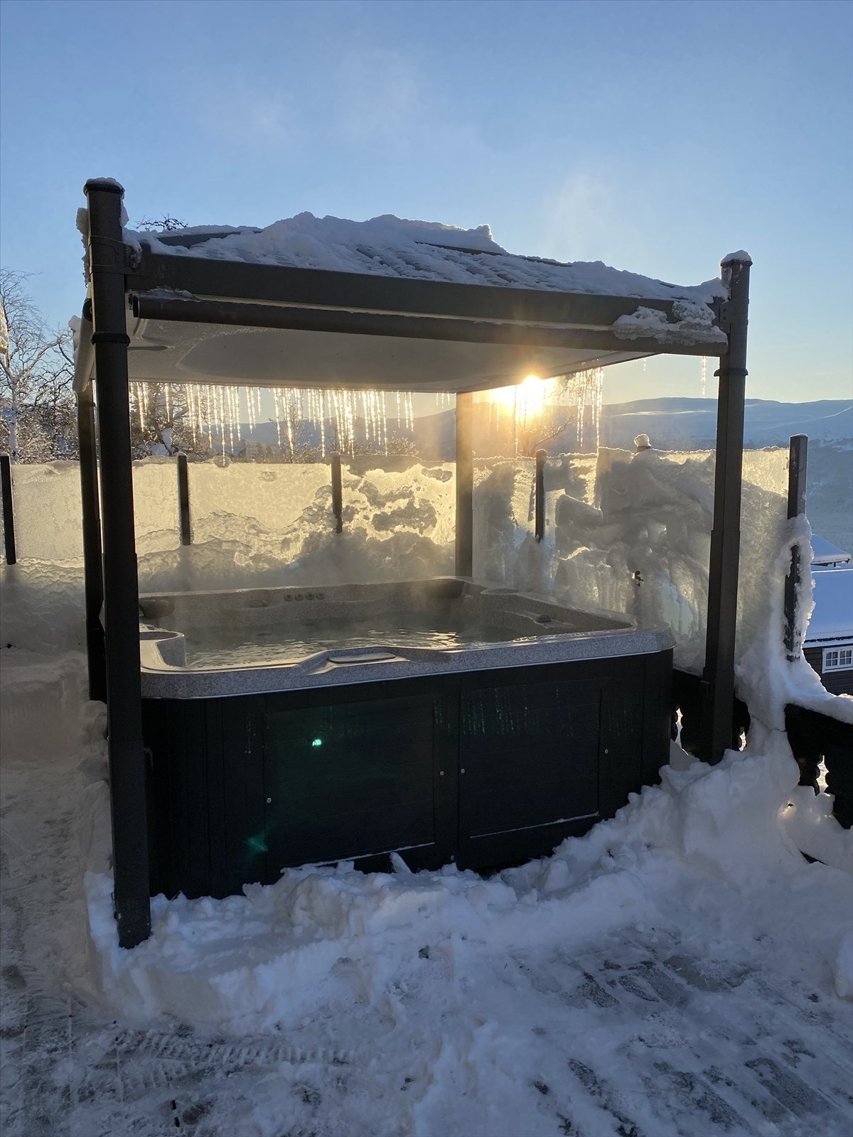 Bilde av jacuzzi med elektrisk tak over tatt vinterstid av selger Galleribilde