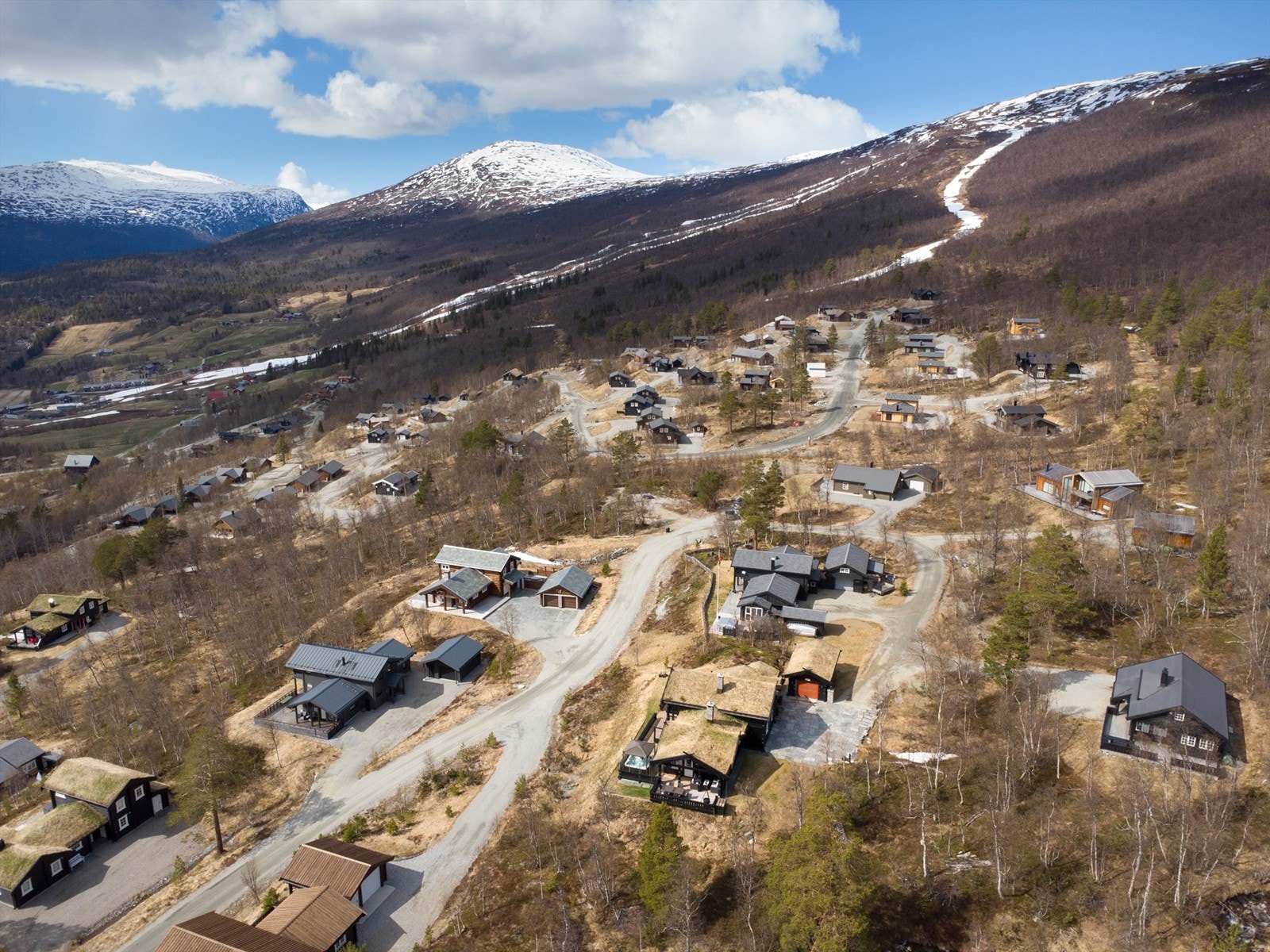 Ca 150 meter til Ski-in/ski-out som fører rett til og fra Alpinanlegget. Langrennsløyper rett bak hytten. Galleribilde