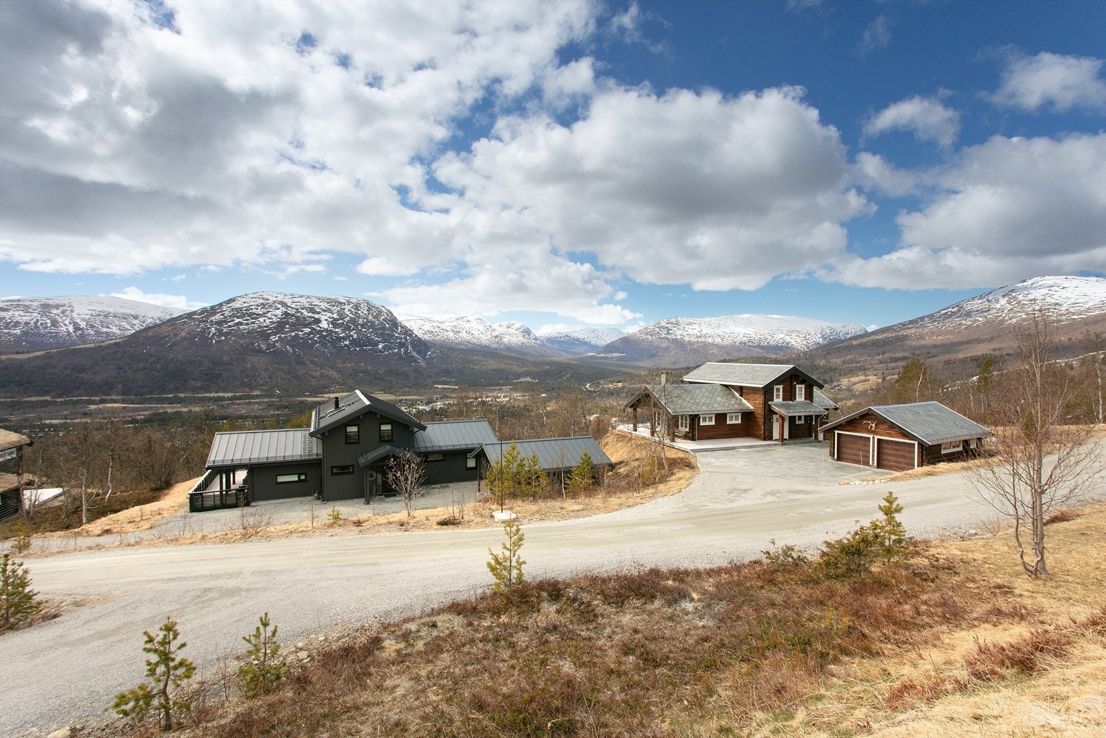 Fra eiendommen er det uhindret utsikt mot Rånakollen og fjellene i retning Dombås. Galleribilde