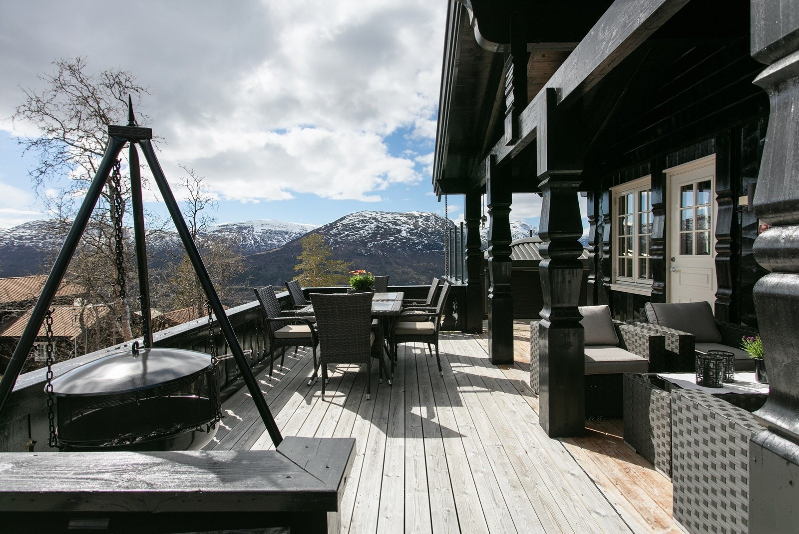 En stor bålpanne er et naturlig samlingspunkt på terrassen. Galleribilde