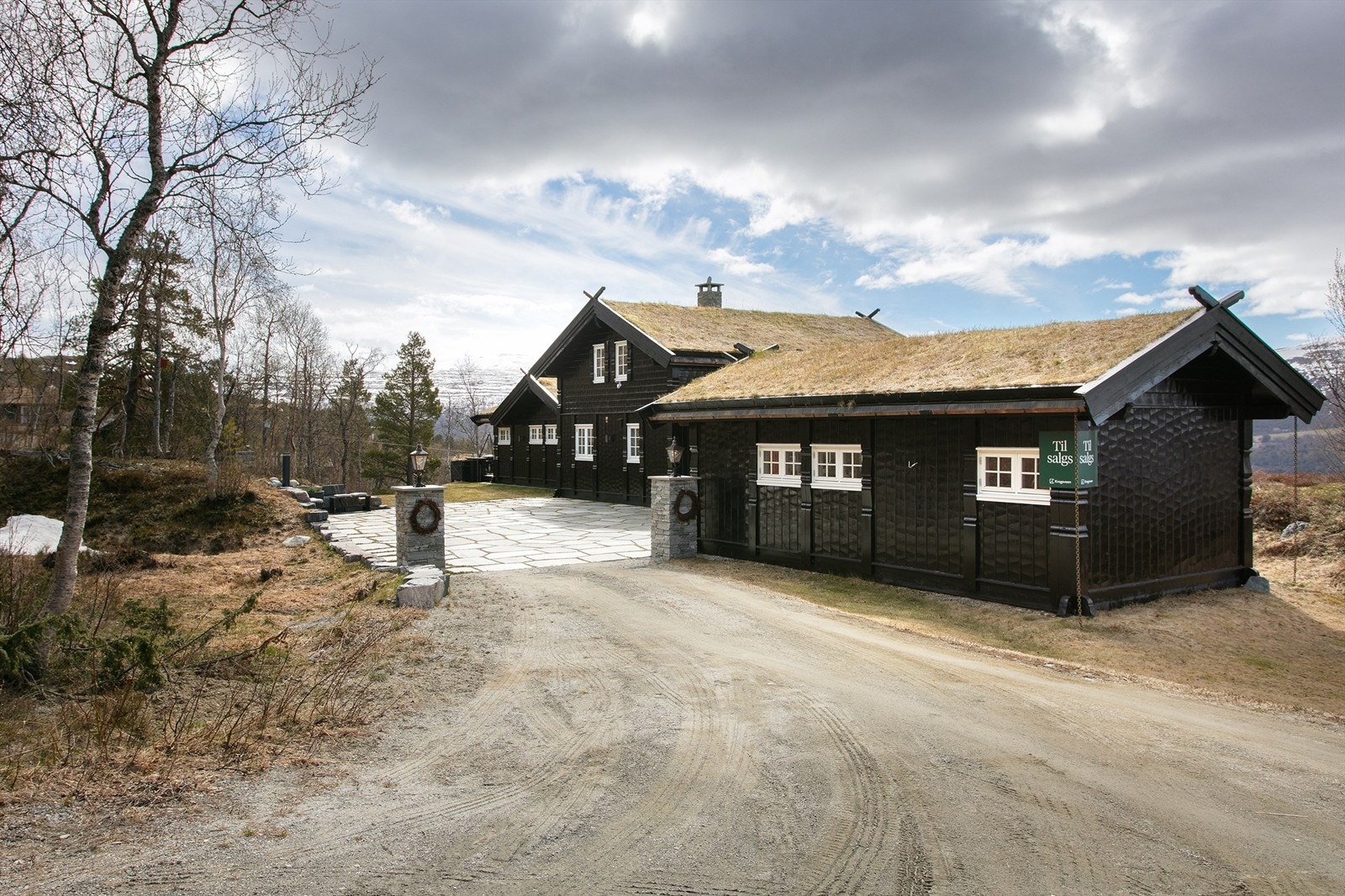 Eiendommen ligger skjermet til som en endetomt, med grense mot et friområde. Galleribilde
