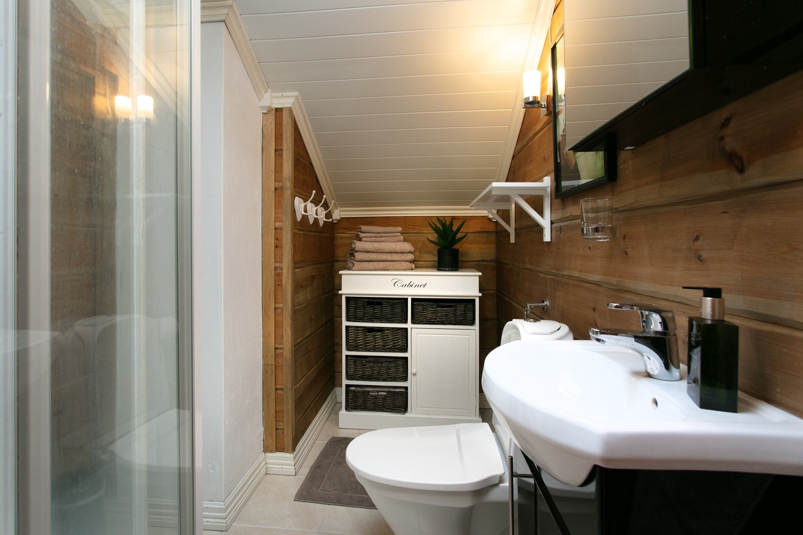 Badet i andre etasje er praktisk innredet med toalett, servant og dusjnisje. Galleribilde
