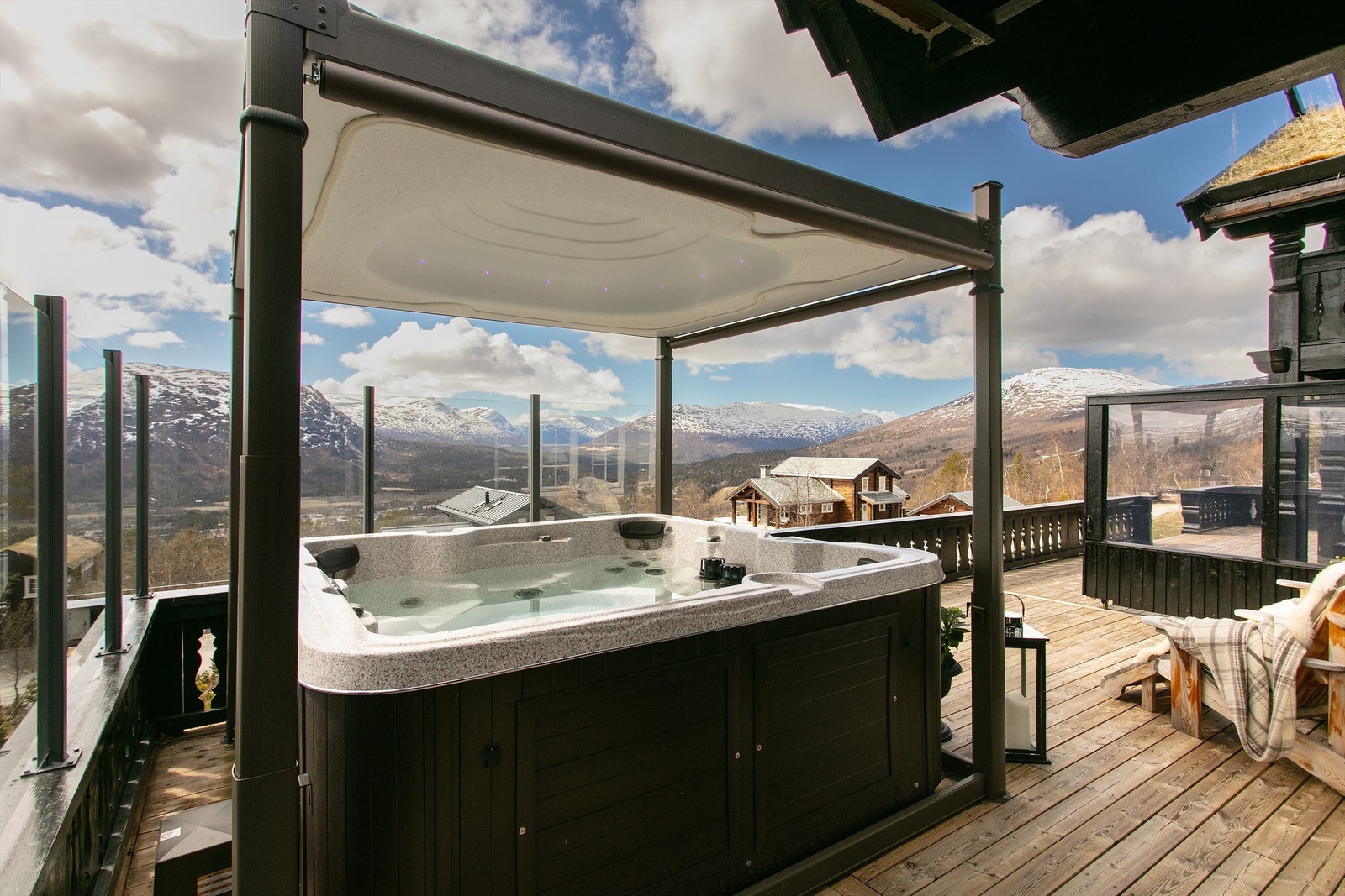 Fra boblebadet kan man nyte utsikten over fjellene, skjermet for vær og vind. Galleribilde