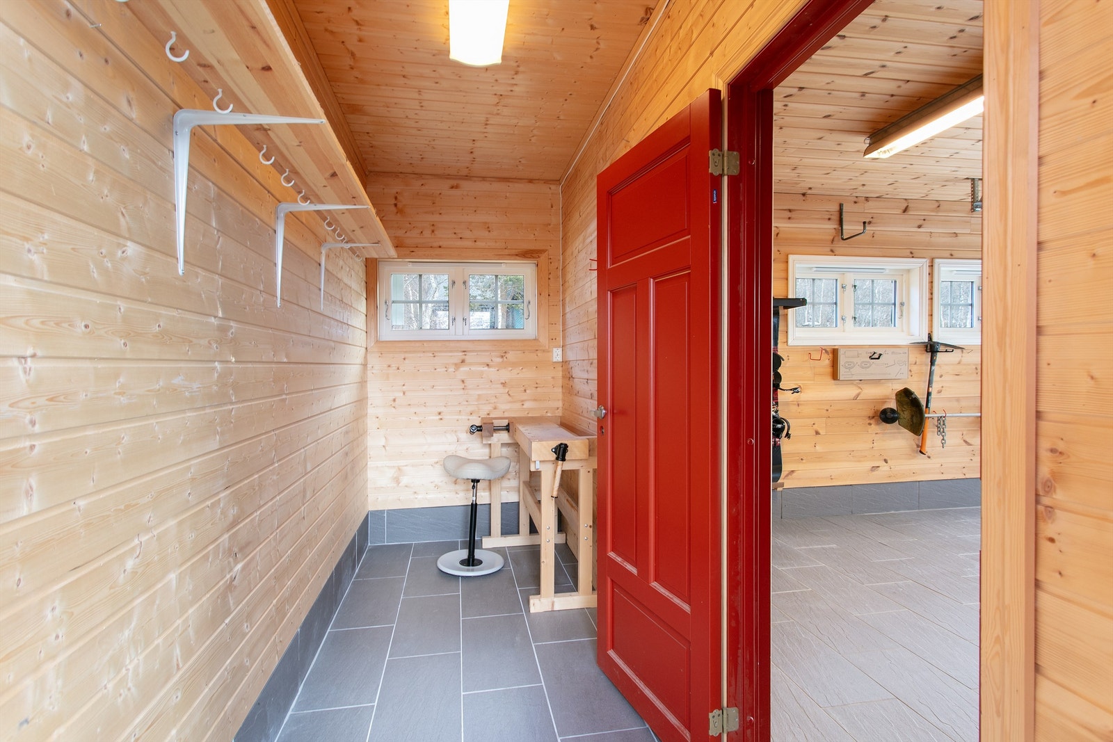 Praktisk bod i tilknytning til garasjen, ideell for oppbevaring og smøring av ski. Galleribilde