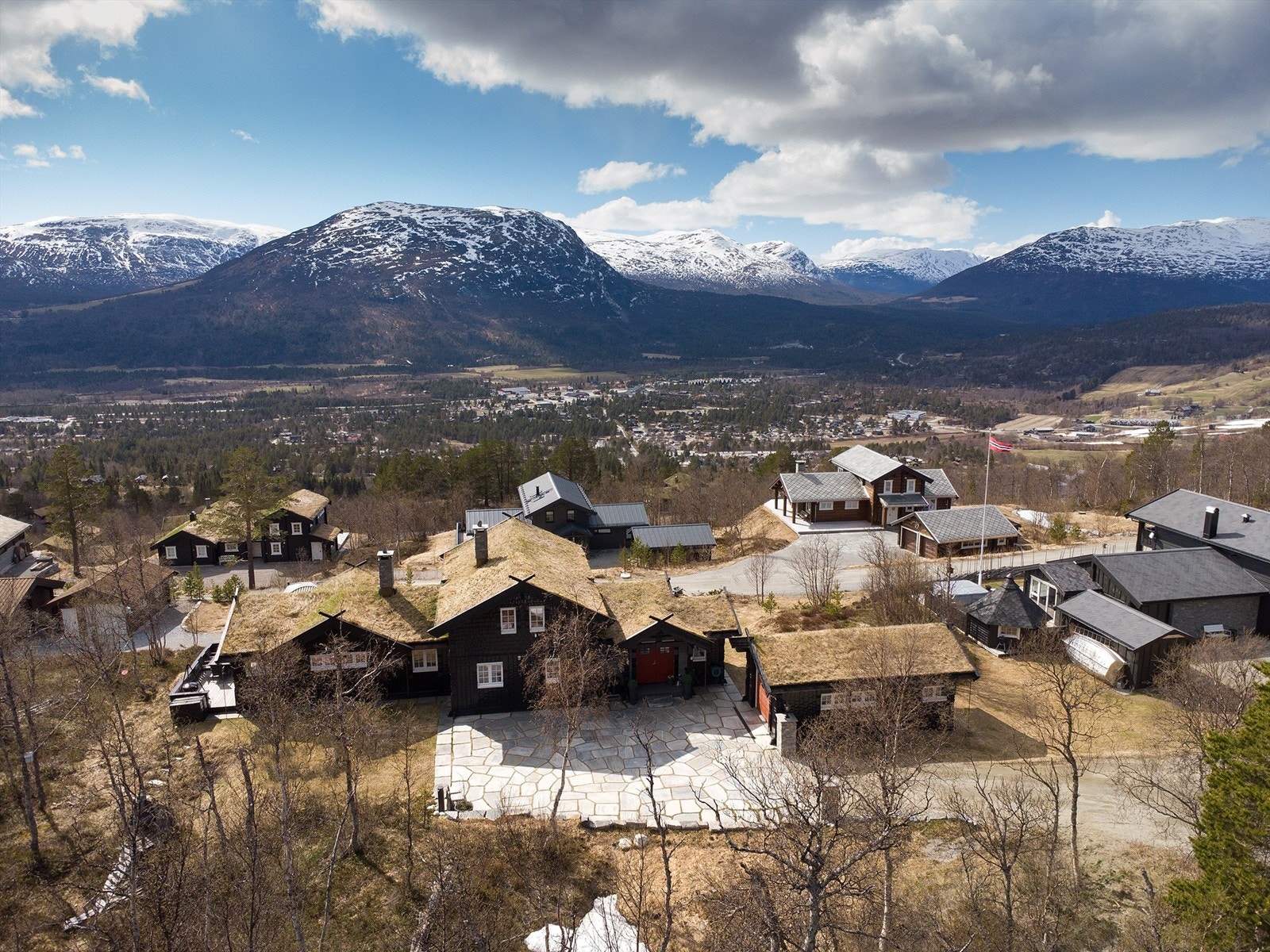 En høy og fri beliggenhet gir en vidstrakt utsikt over dalen og fjellene. Galleribilde