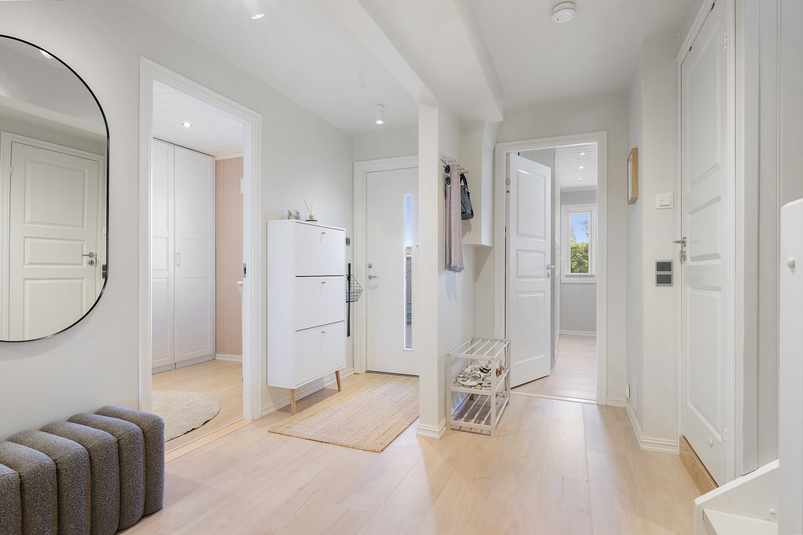 Entréen er utstyrt med skyvedørsgarderobe som gir gode oppbevaringsmuligheter. Galleribilde