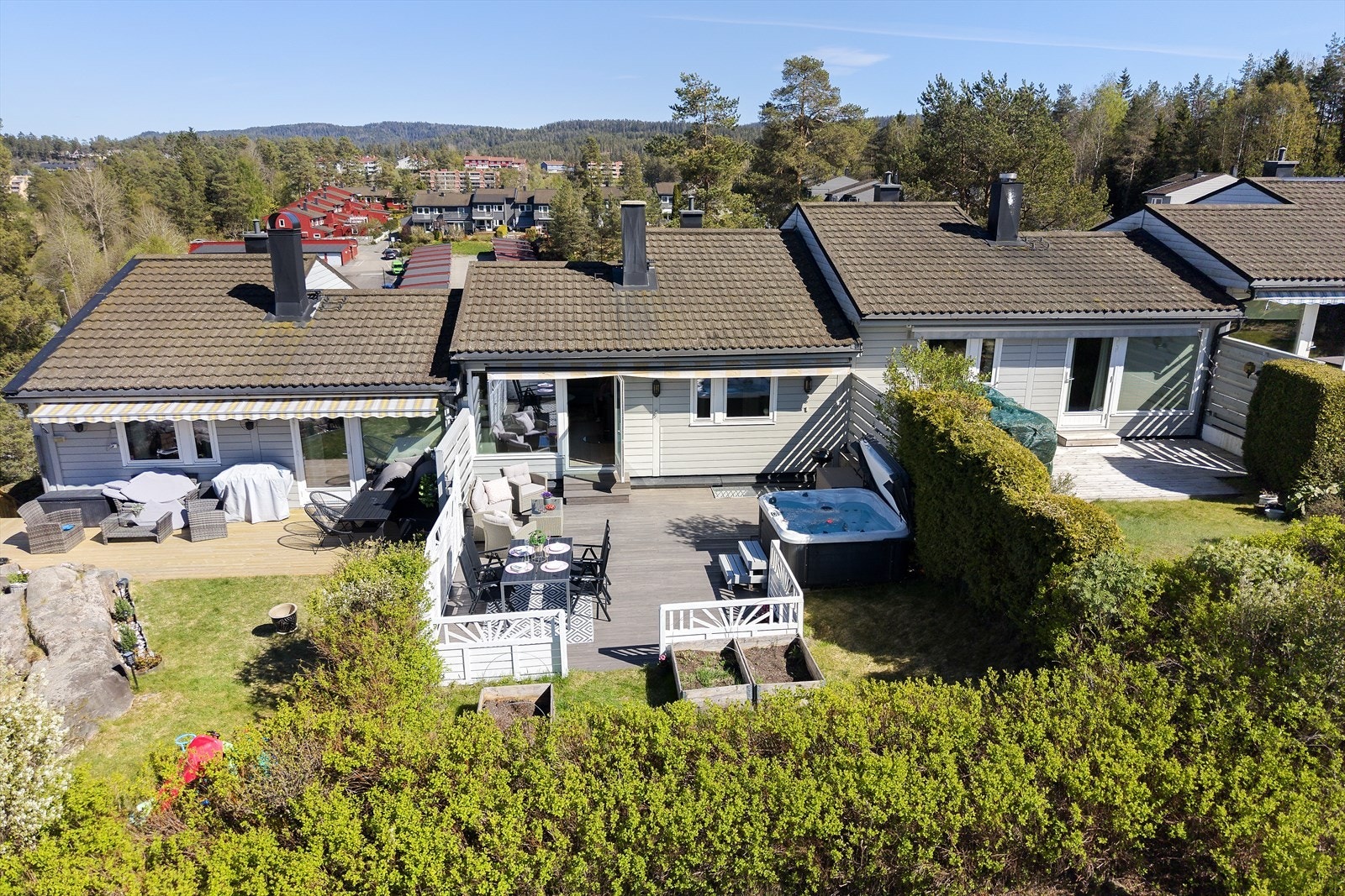 Rekkehuset har solrike uteplasser som sikrer sol fra morgen til sen kveld. Her fra den private terrassen og hagen mot sydvest Galleribilde