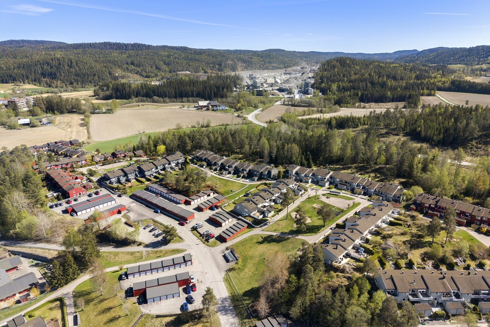 Beliggende i et familietilpasset boligfelt, som er et eldorado for barnefamilier med bilfrie veier, lekeplasser rett utenfor døren og fine grøntområder. Galleribilde