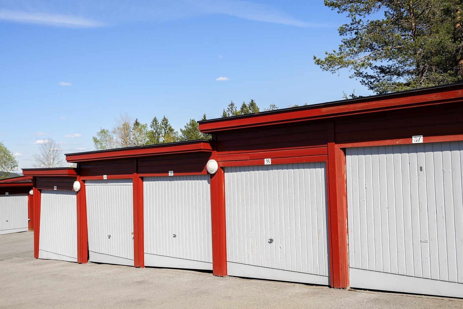 Garasje i felles rekke (merket 36). Lading må gjøres på egne plasser. Bil nr. 2 må søkes om (ventelisteprinsippet) Galleribilde