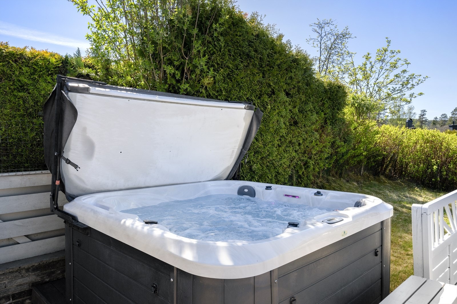 I tillegg er det installert jacuzzi som gjør uteplassen til et ekstra innbydende sted for avslapning året rundt (medfølger) Galleribilde