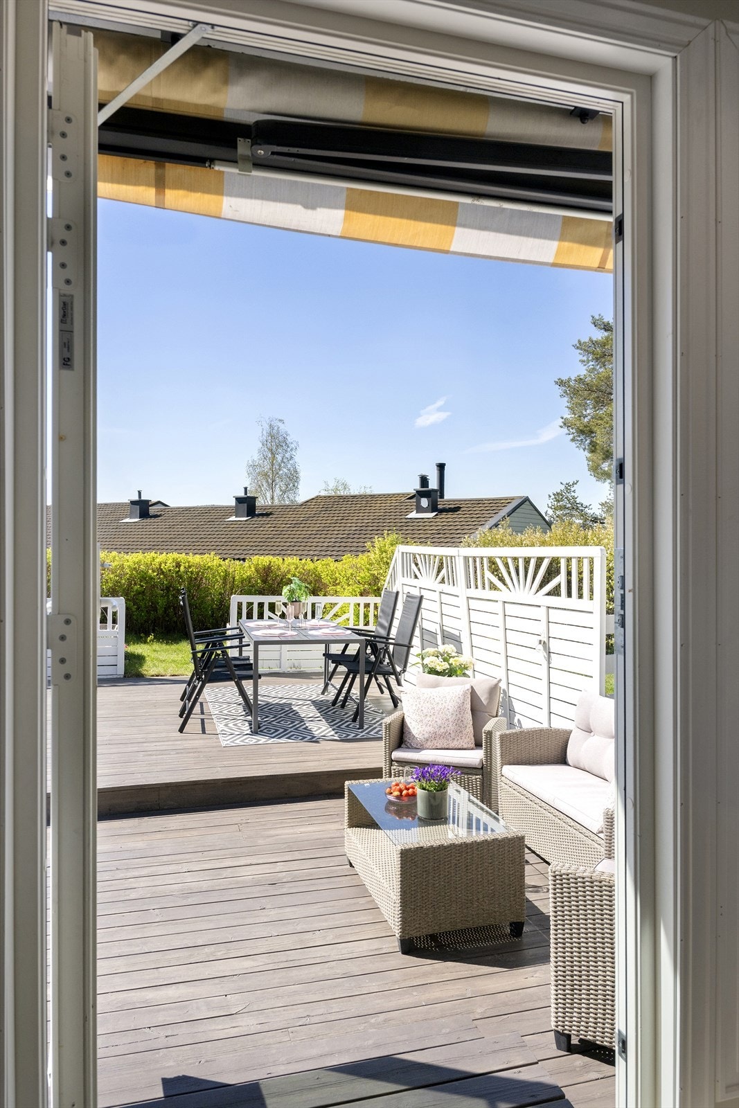 På andre siden av stuen er det utgang til en stor og solrik terrasseplatting. Galleribilde