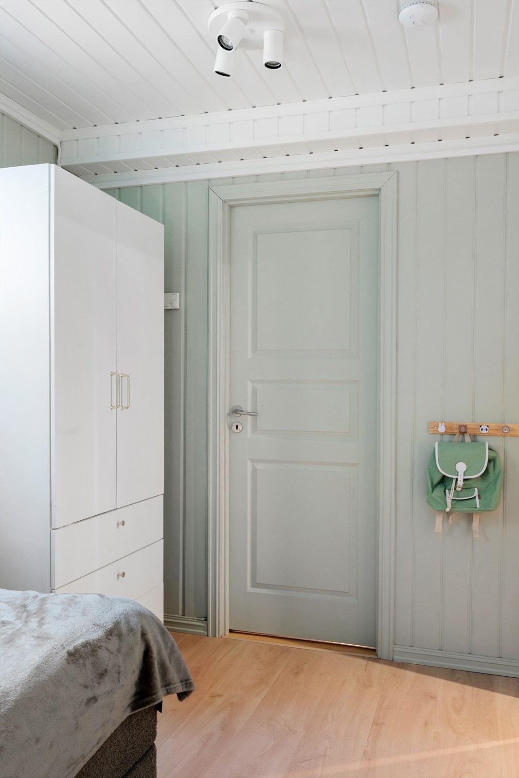 God plass til seng, leker og oppbevaring i skyvedørsgarderobe. Innenfor innredet rom er det en fin oppbevaringsbod Galleribilde