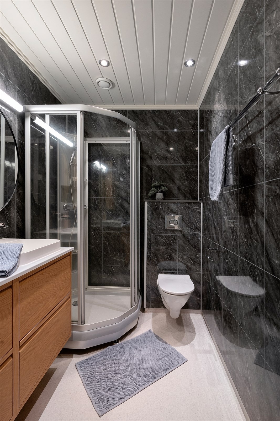Badet har elektriske varmekabler i gulv. Galleribilde