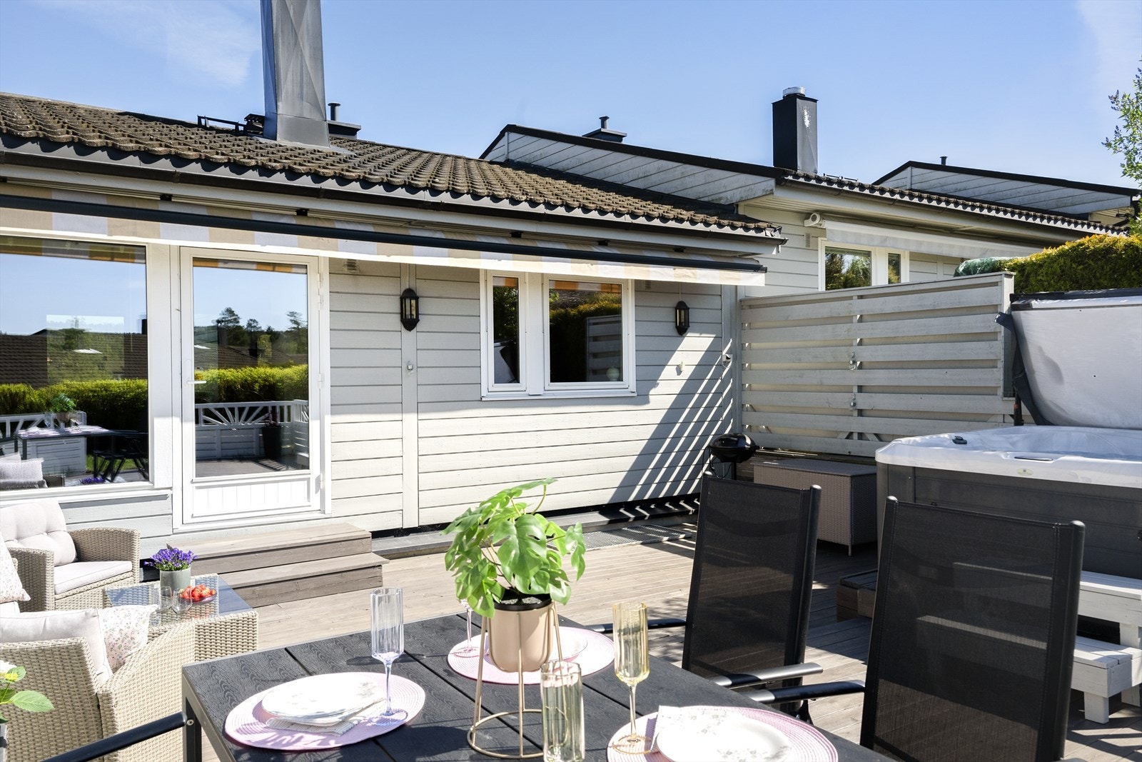 Uteområdet byr på flere soner for både spisegruppe og loungeområde, og har gode solforhold. Galleribilde