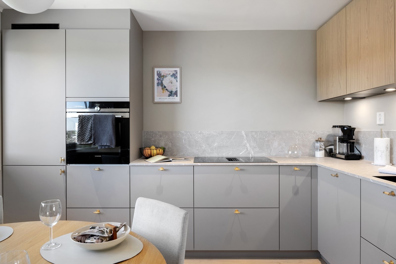 Kjøkkenet har innredning med glatte fronter og laminat benkeplate som gir et moderne uttrykk. Galleribilde