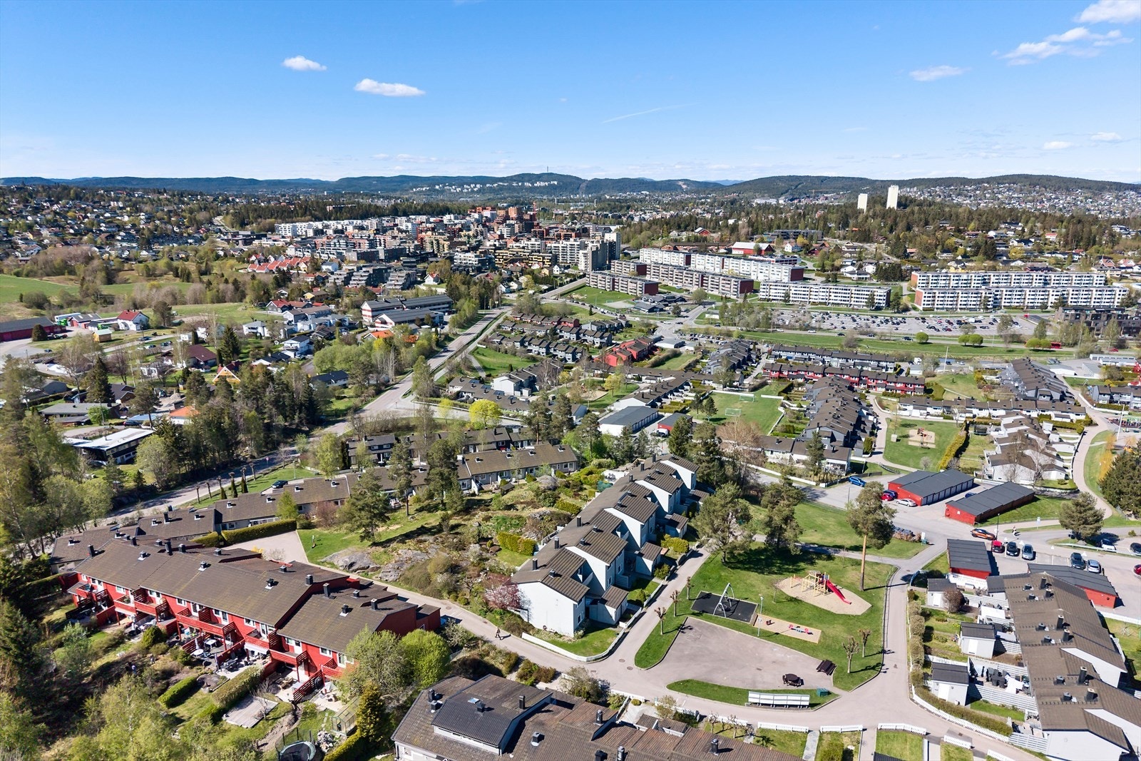 I tillegg til Finstad og Nesåsen barnehage ligger Løken/Rødløken barnehage og Kløverhagen familiebarnehage i umiddelbar nærhet. Galleribilde