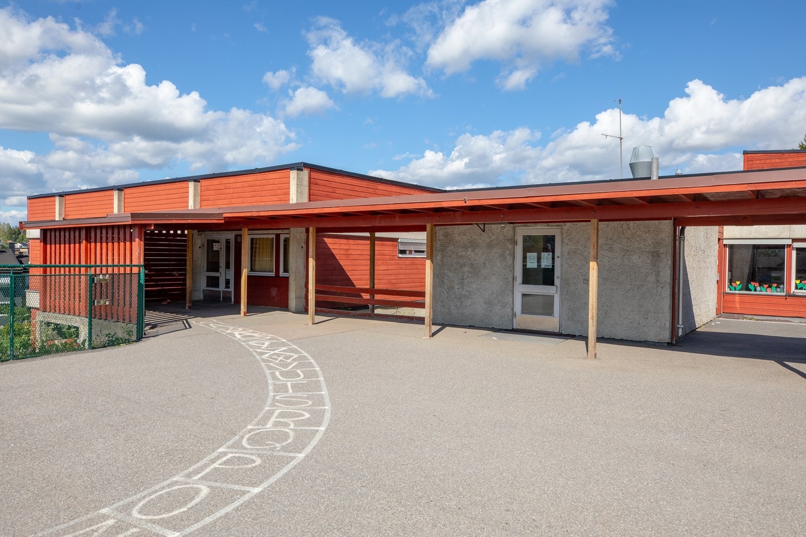 Finstad Skole og barnehage ligger 3 min gange unna Galleribilde