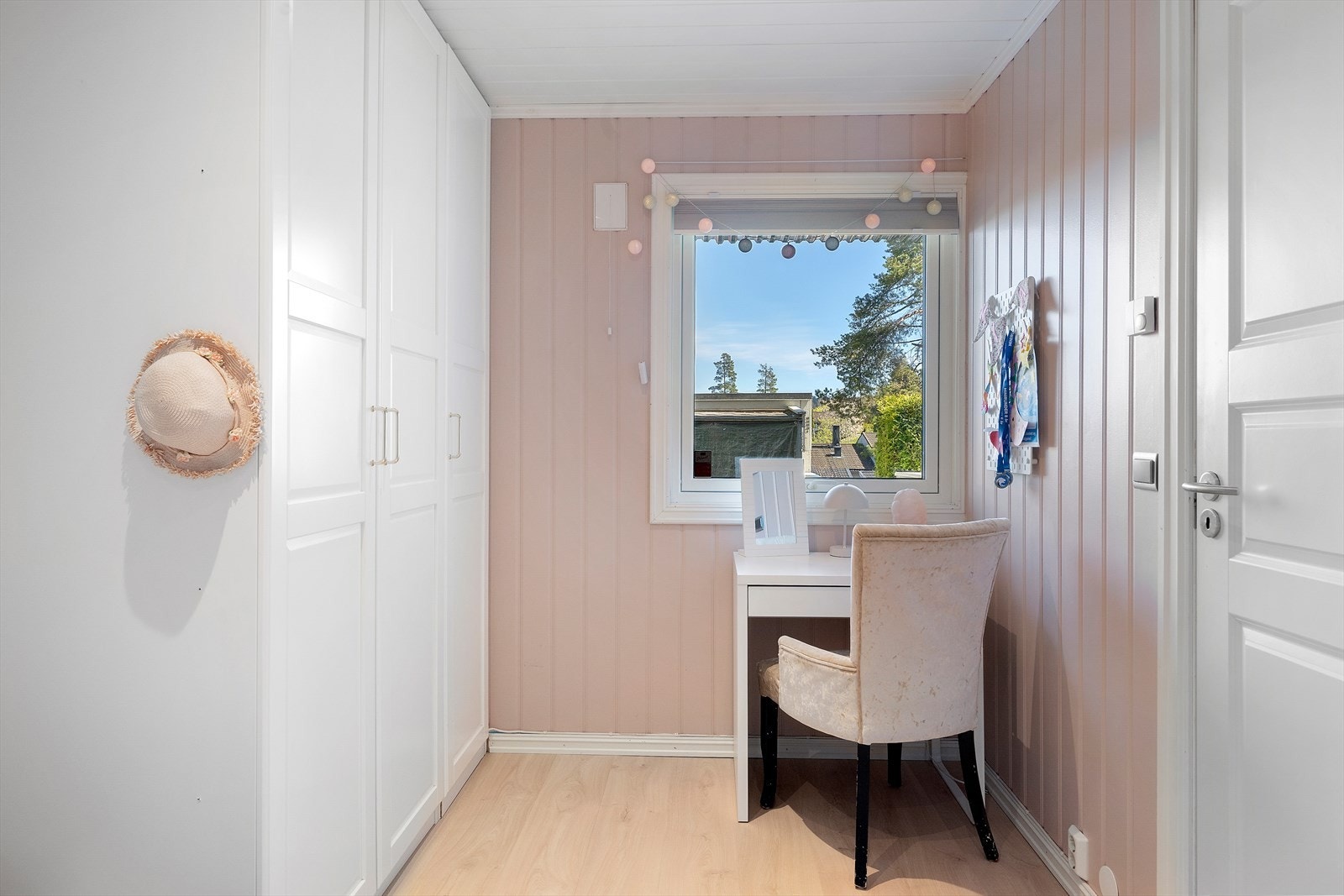 Det er plass til seng, leker og garderobeløsning. Galleribilde