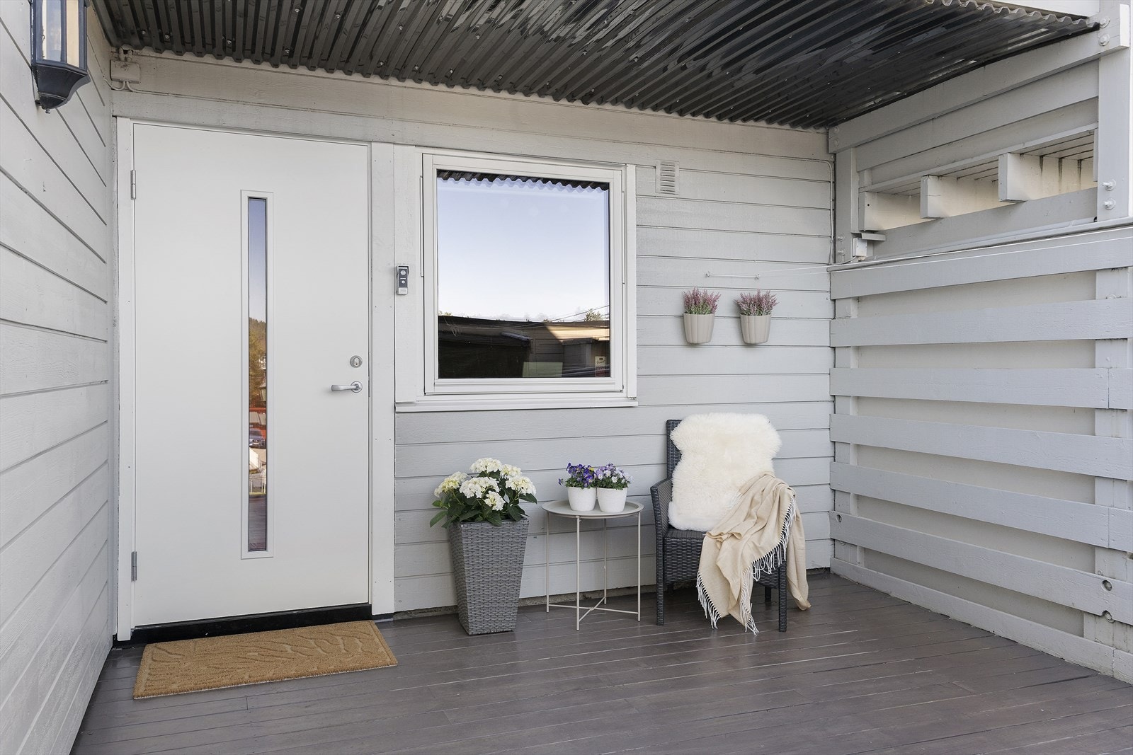 I tilknytning til hovedinngangen er det terrasse på ca. 25 kvm samt tilhørende sportsbod. Galleribilde