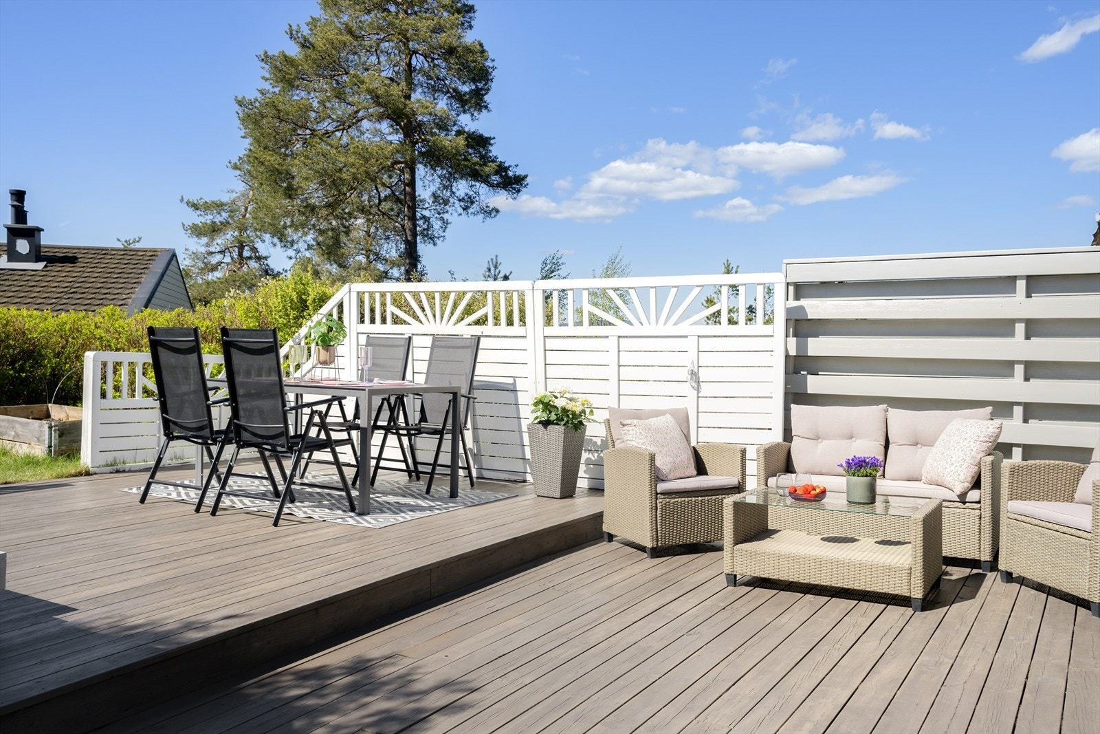 Terrasseplatting er på ca. 29 kvm med videre adkomst til ytterligere terrasseplatting på ca. 17 kvm. Galleribilde