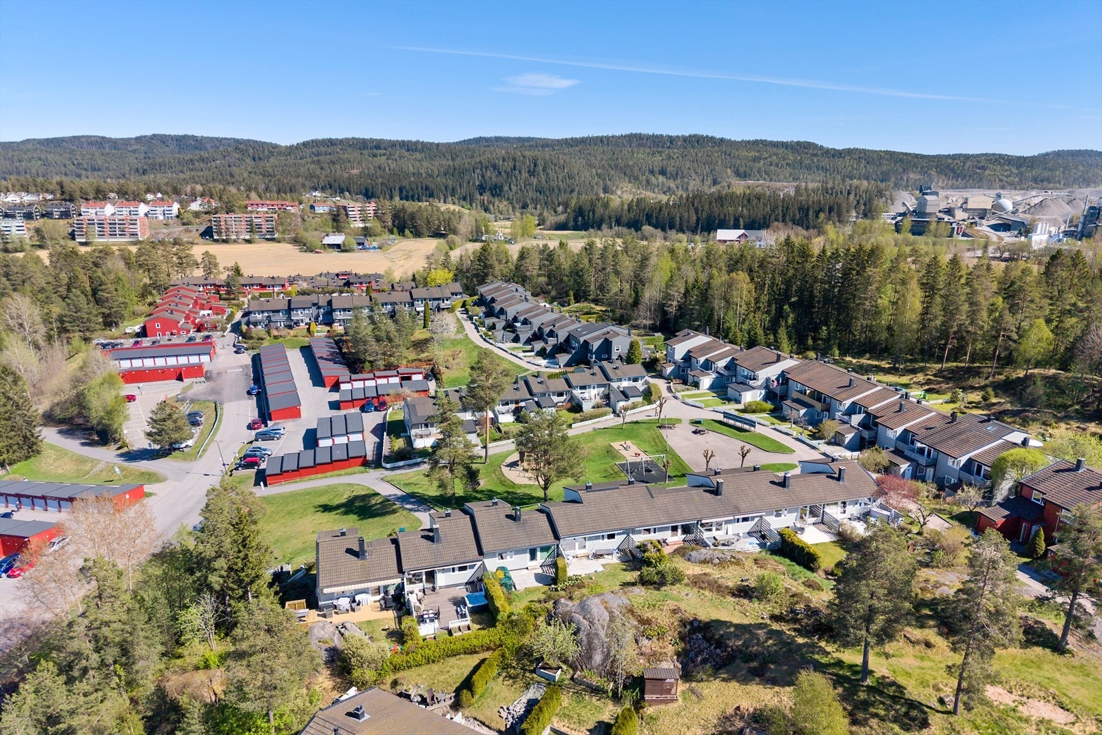 Finstad barneskole m/ SFO og barnehage ligger 3 min gange unna Galleribilde