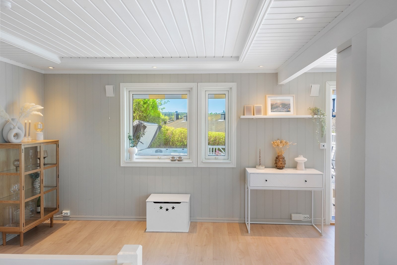 Nytt laminat gulv i hele boligen. Galleribilde