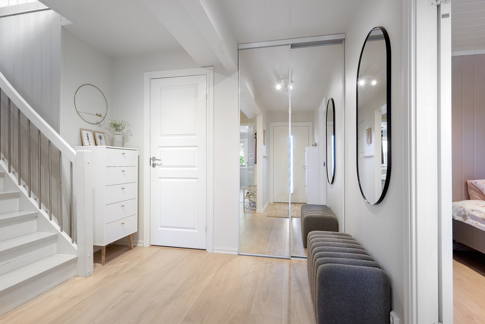Her kommer man inn til en lys og innbydende hall med trapp opp til 1. etasje. Galleribilde