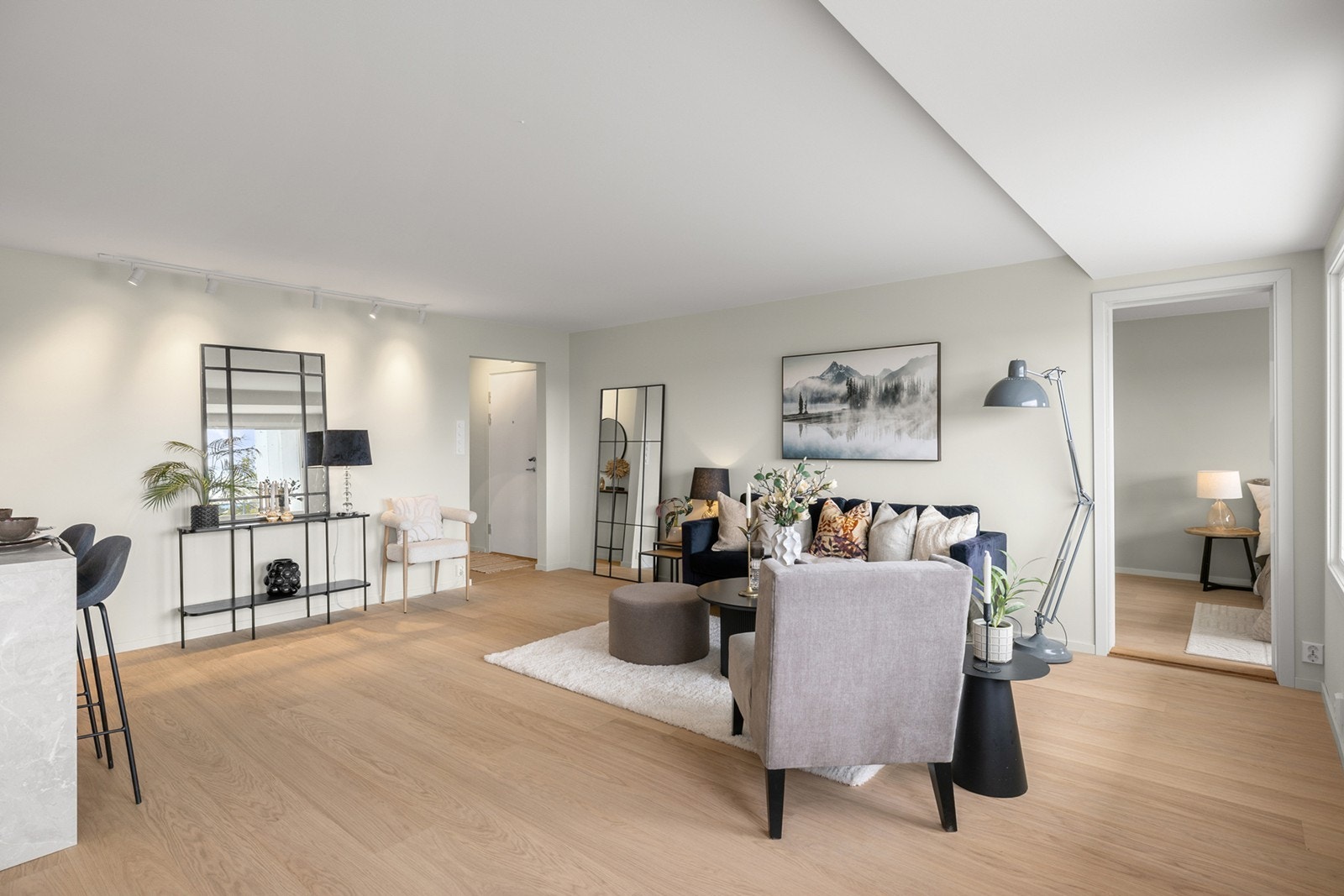 Alle innvendige vegger og tak i alle rom ble oppgradert i 2026 med nye gipsplater, sparkling og maling, noe som gir boligen et moderne og helhetlig uttrykk. Galleribilde