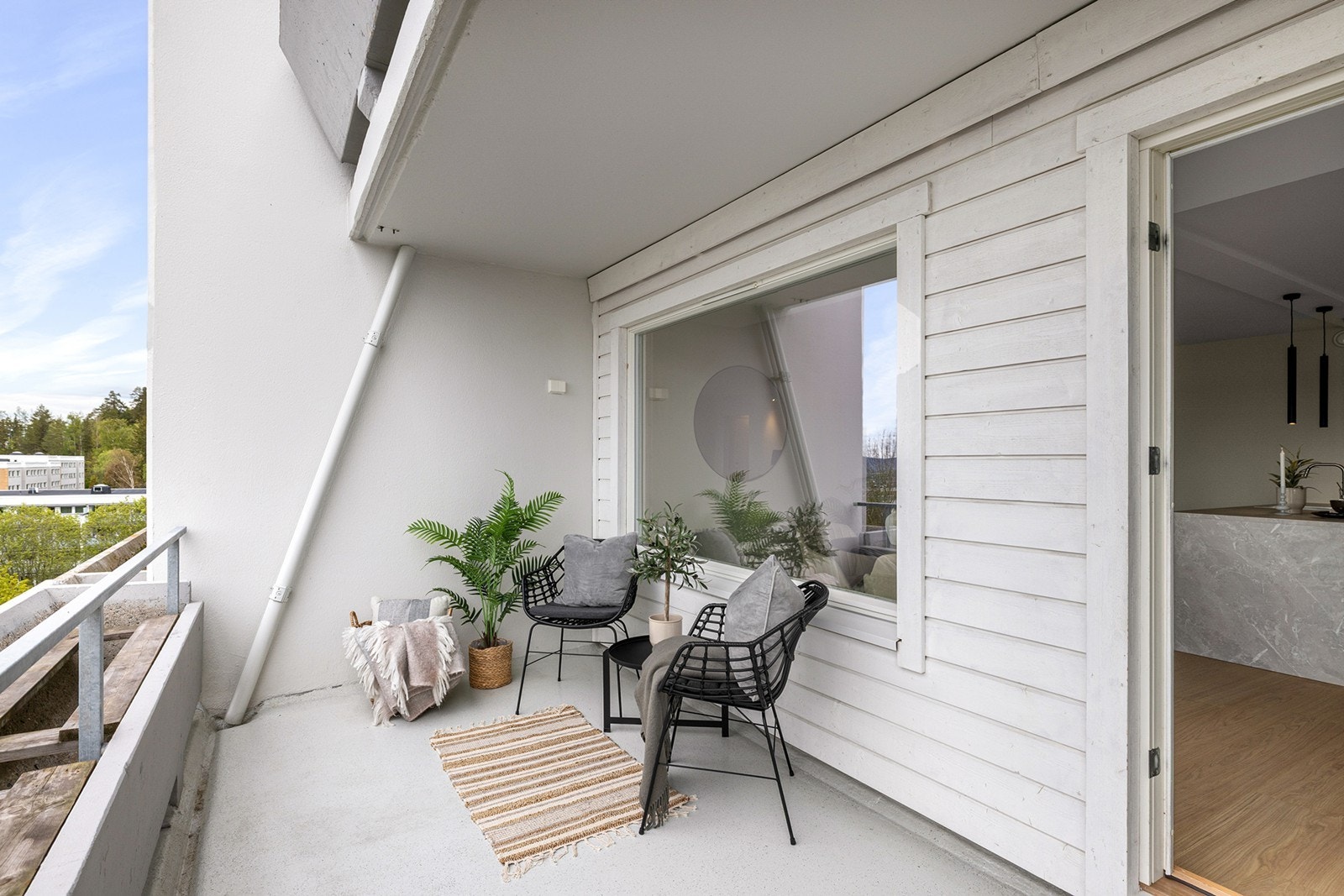 Stor vestvendt terrasse på ca. 14 kvm med utgang fra stuen. Galleribilde