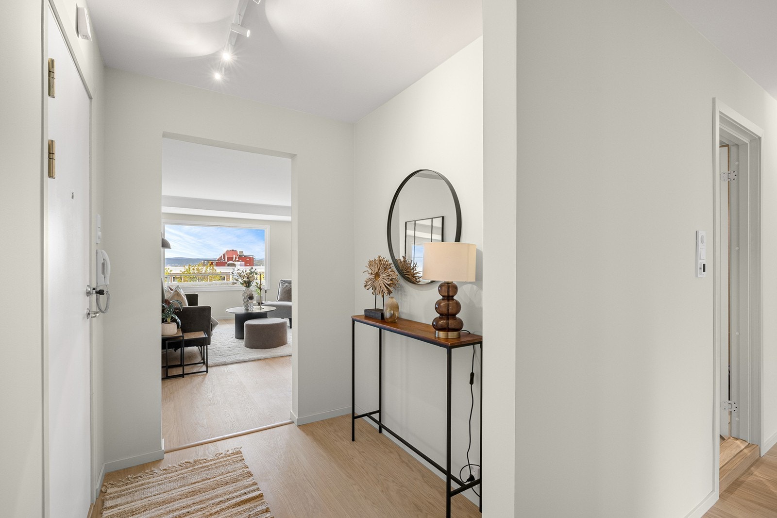 Entréen gir et lyst og innbydende førsteinntrykk med moderne overflater og god plass til oppbevaring. Galleribilde