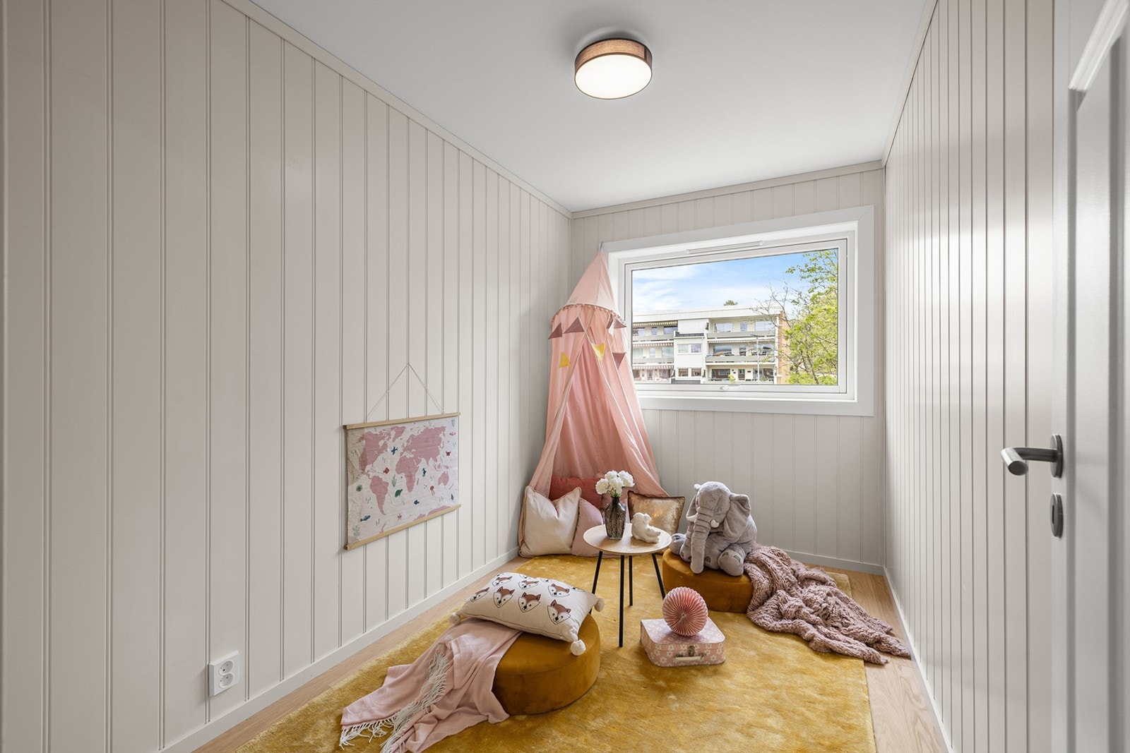 Soverom 4 - Lyst og sjarmerende soverom med hyggelig atmosfære. Passer perfekt som barnerom, gjesterom eller kreativt hobbyrom. Lyse overflater og en lun følelse gir rommet et innbydende preg. Galleribilde