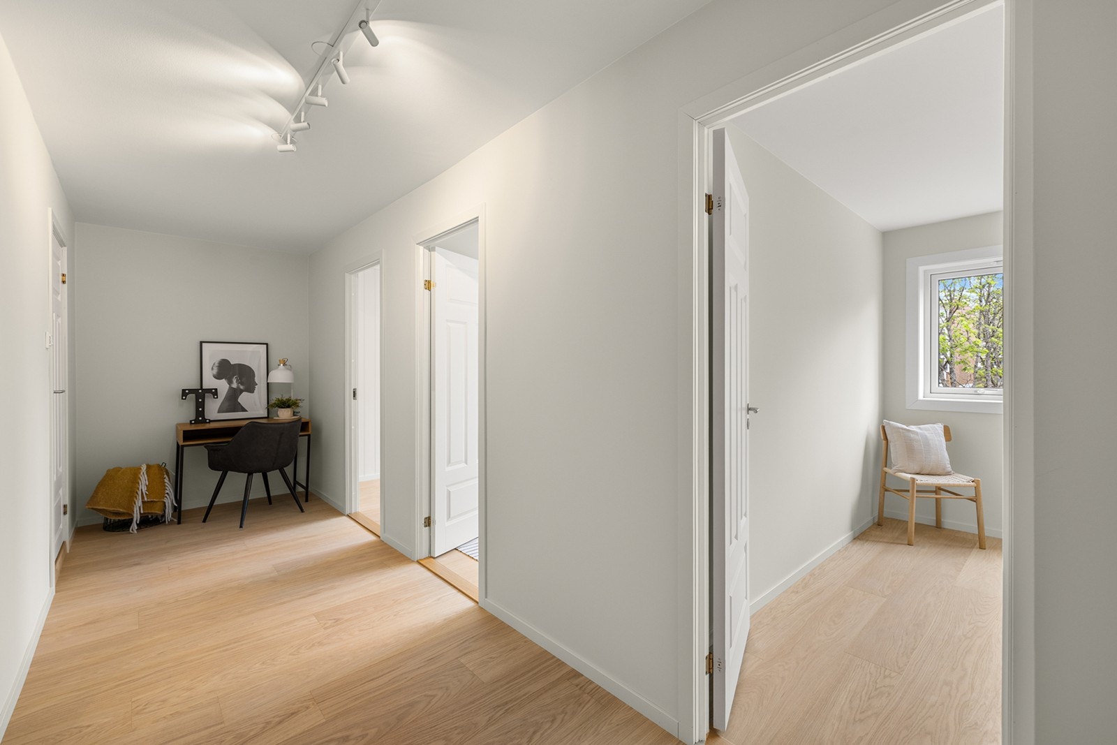 Fra gangen er det enkel adkomst til boligens ulike rom, og de lyse fargevalgene sammen med nye gulvflater skaper et stilrent og helhetlig uttrykk. Galleribilde